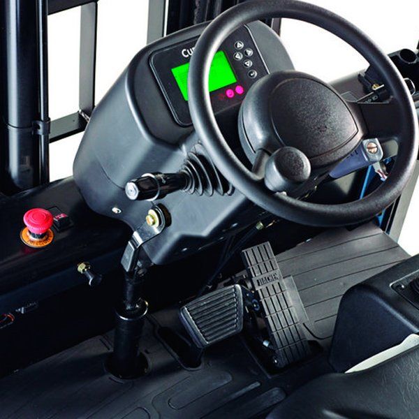 El volante de una carretilla elevadora tiene una pantalla verde