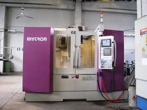 Fresatrice Mycron viola in un ambiente di officina.