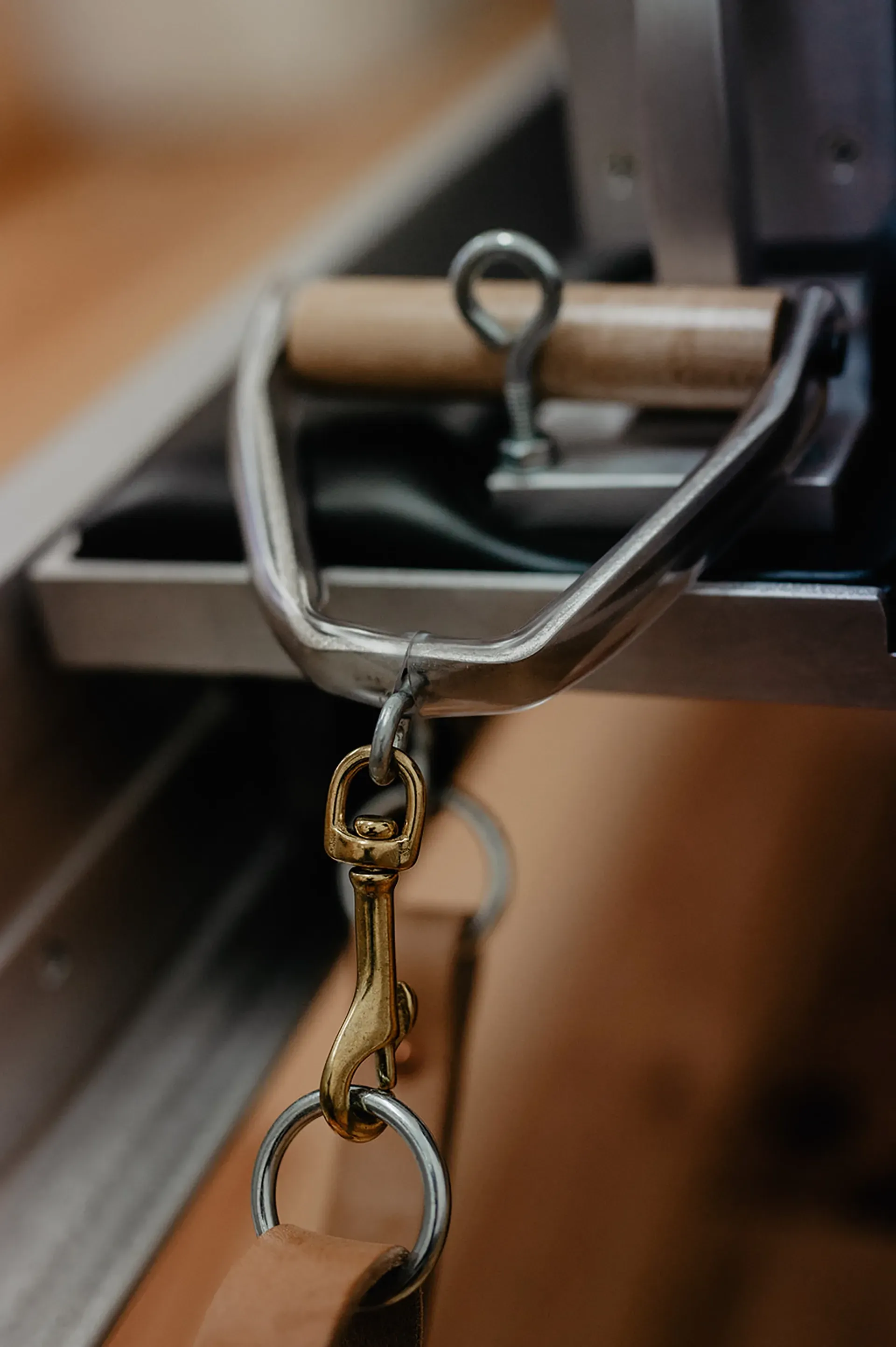 Handschlaufe aus Holz, Detail eines Pilates Reformer Trainigsgeräts