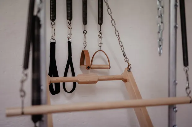 Mehrere Pilates Geräte an einer Wand aufgehängt