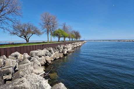 Gorgeous seawall by the Oak Leaf Trail
