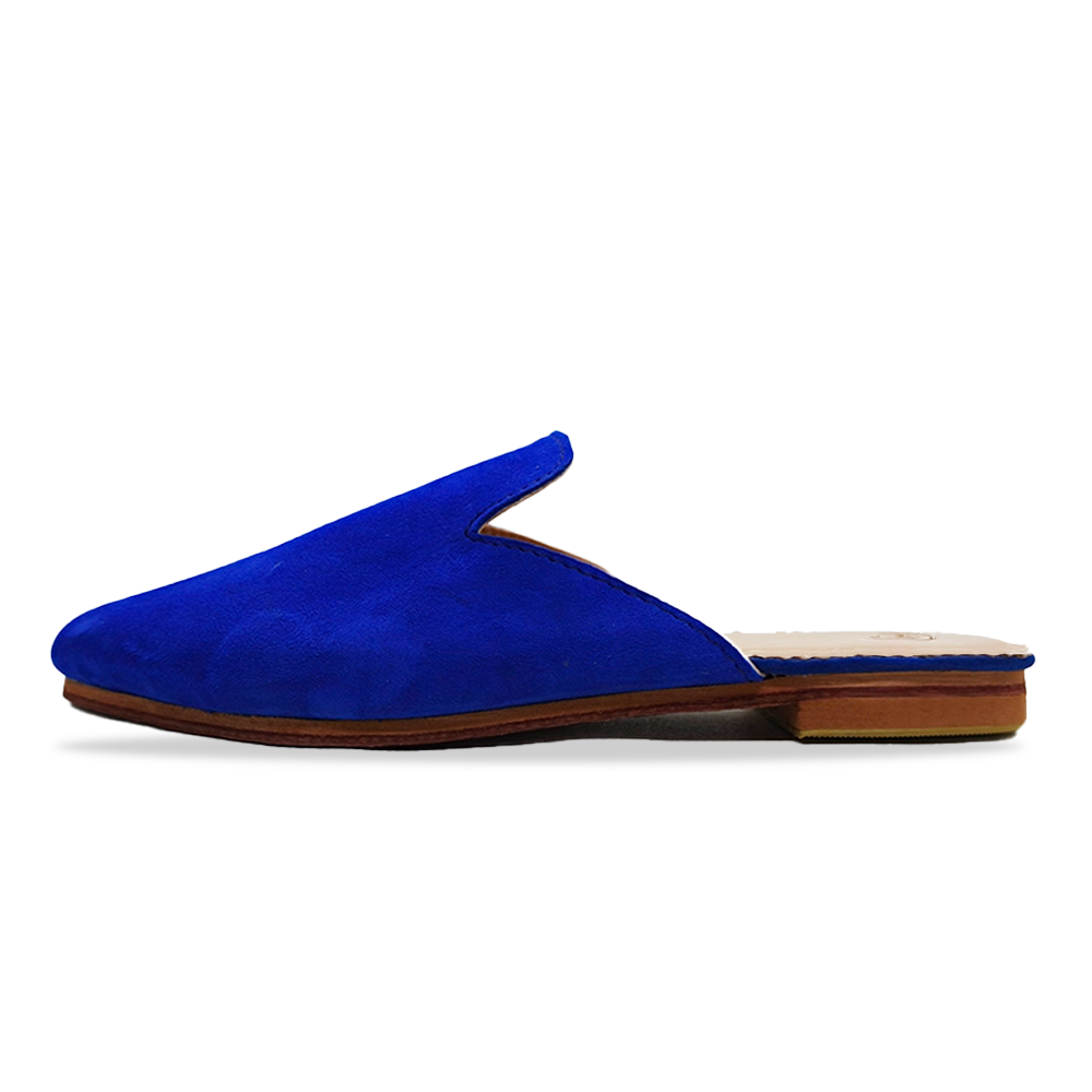 Une paire de chaussures vertes avec une semelle marron sur fond blanc