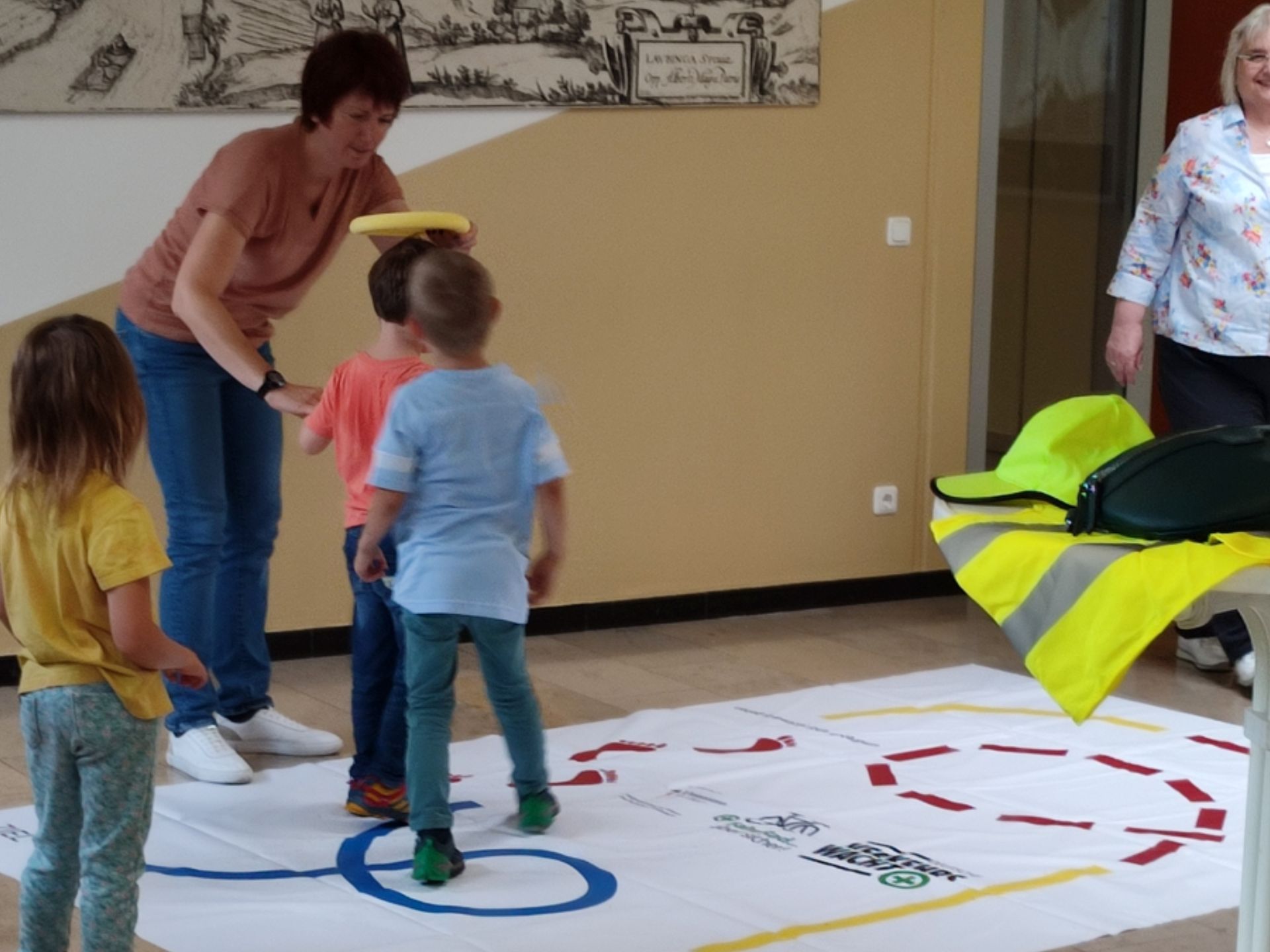 Eine Gruppe Kinder spielt ein Spiel auf dem Boden