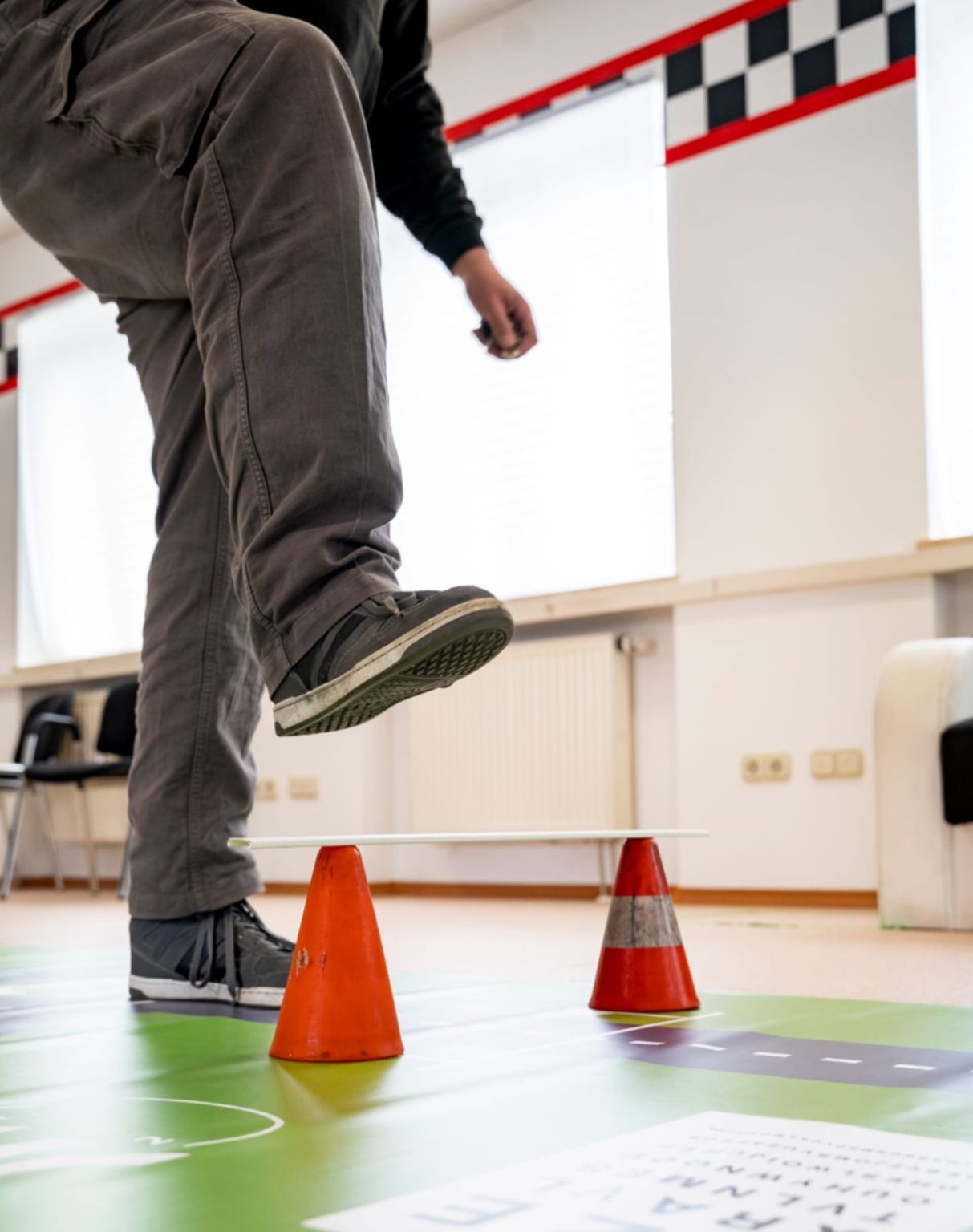 Eine Person springt über Kegel auf dem Boden