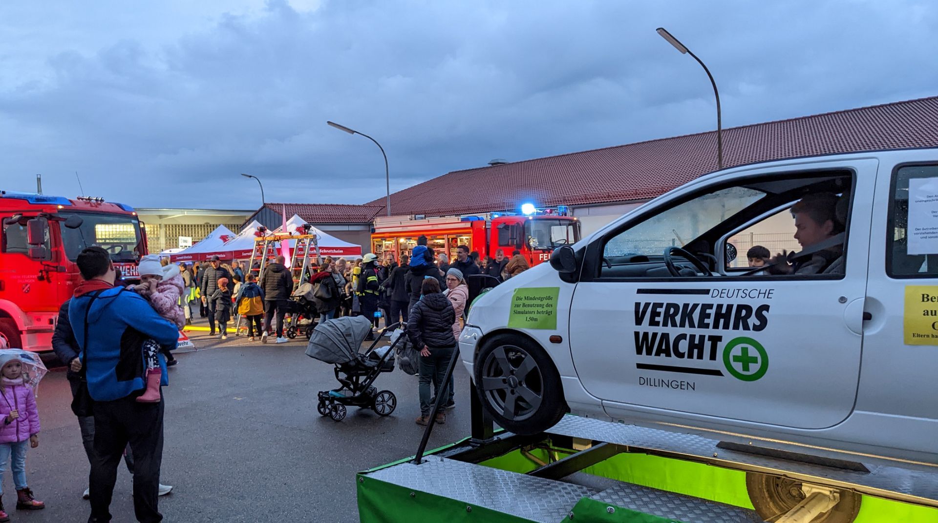 Ein weißes Auto wird von einem Abschleppwagen abgeschleppt.