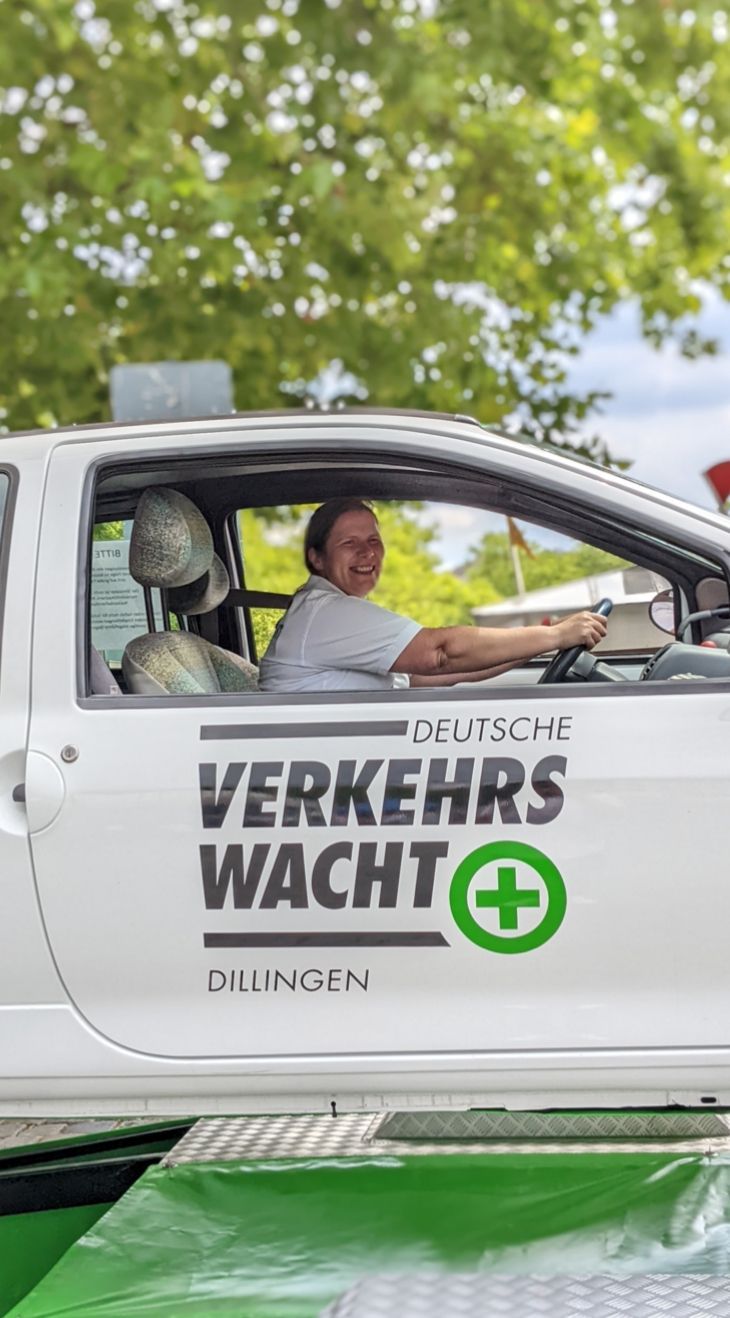 Eine Frau sitzt auf dem Fahrersitz im Auto des Überschlagsimulators.
