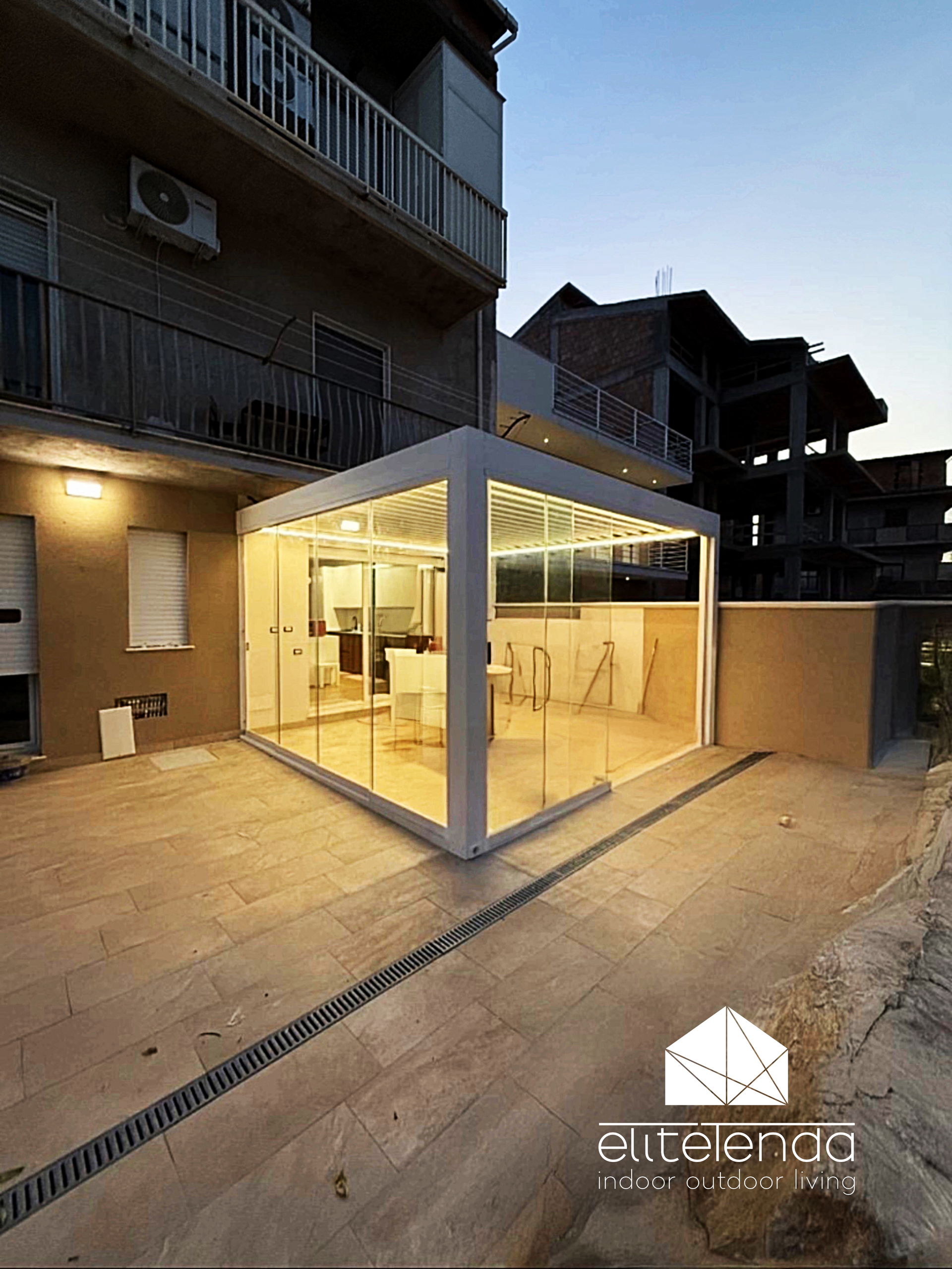 Un edificio con un patio e una porta scorrevole in vetro.