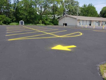 A parking lot with a yellow arrow pointing to the right