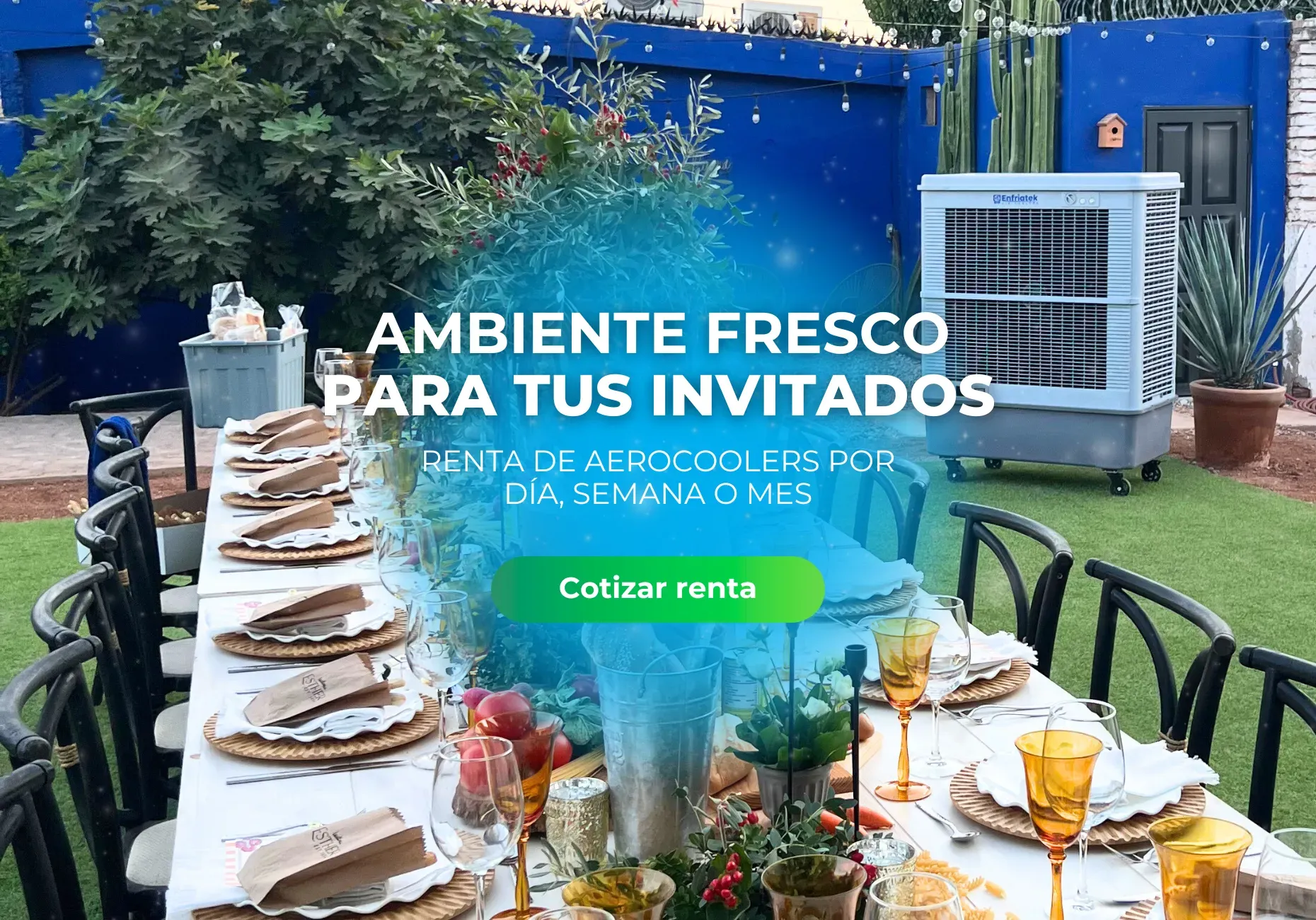 Una mesa larga con muchos platos y vasos encima, de fondo un enfriador portátil.