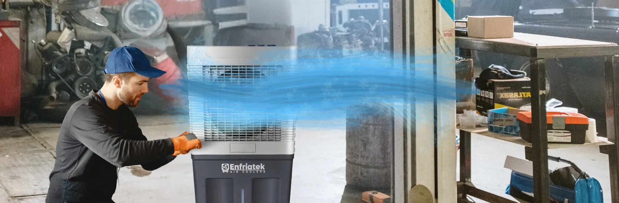 Un hombre está de pie junto a un aerocooler portátil en un garaje.