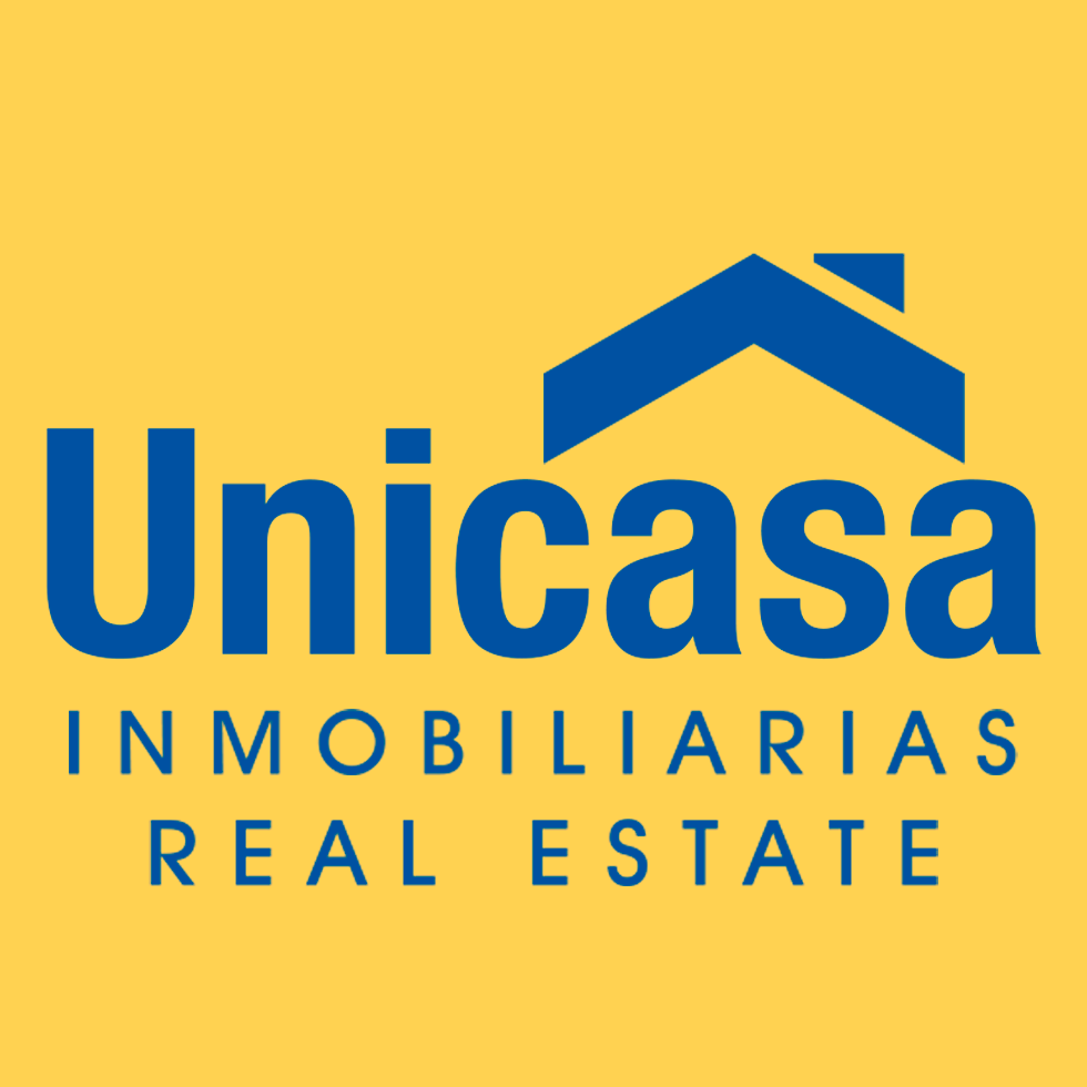 Logotipo de Unicasa Inmobiliarias Real Estate en azul sobre fondo amarillo