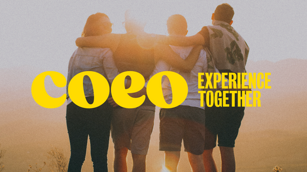 Cuatro amigos caminando del brazo al atardecer con el texto amarillo superpuesto 