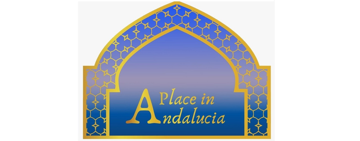 Logotipo con arco azul y dorado y el texto “Un lugar en Andalucía”.