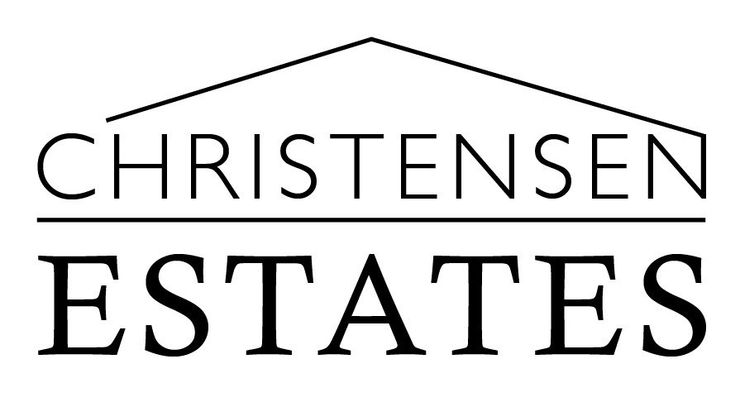 Logotipo de Christensen Estates con texto negro y un gráfico de la línea del tejado encima del nombre.