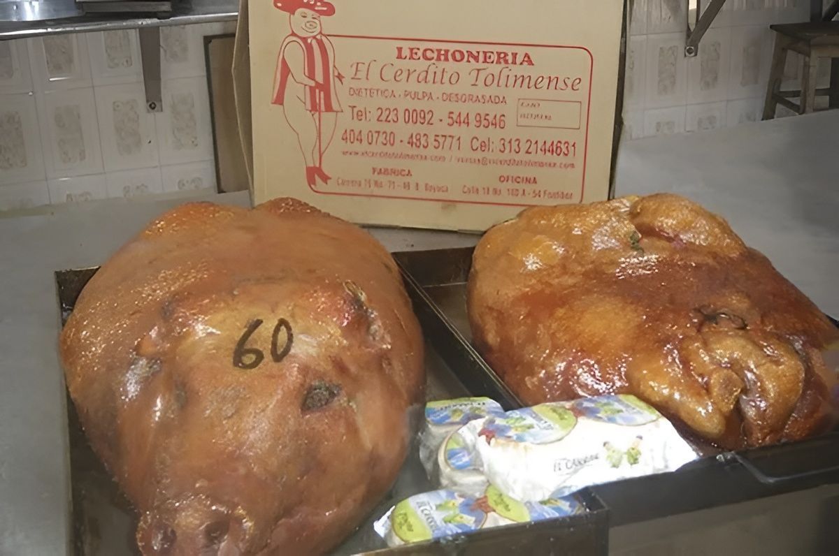 Dos grandes piezas de carne asada sobre una encimera, con un cartel rojo del menú detrás