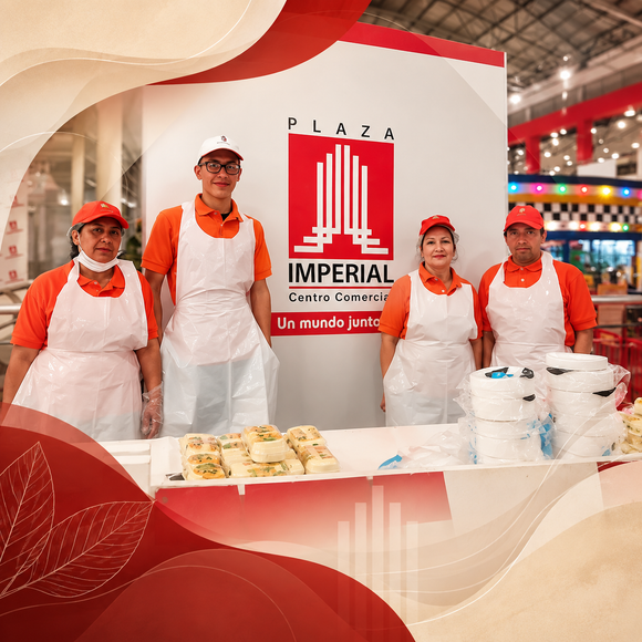 Cuatro personas con uniformes naranjas en un puesto de Plaza Imperial con pasteles y vasos apilados