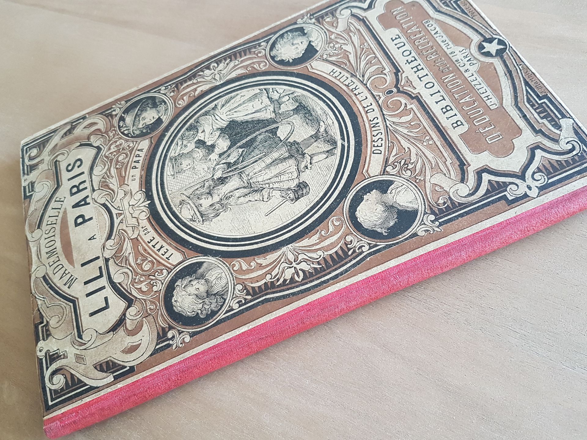 Un livre avec une image d'un château sur la couverture est posé sur une table.
