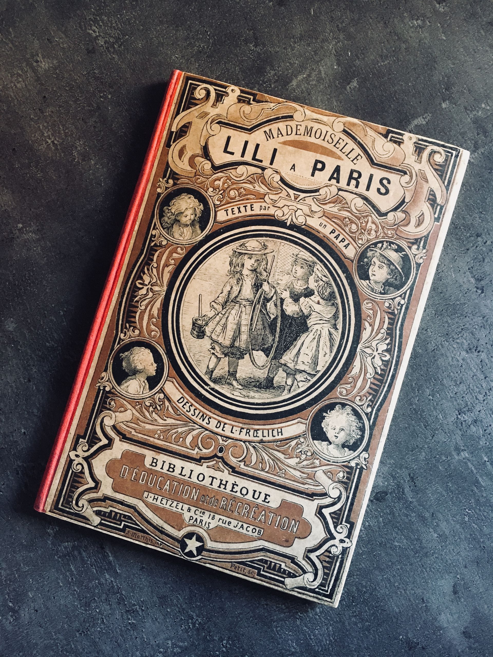 Un livre intitulé Lili Paris est posé sur une table