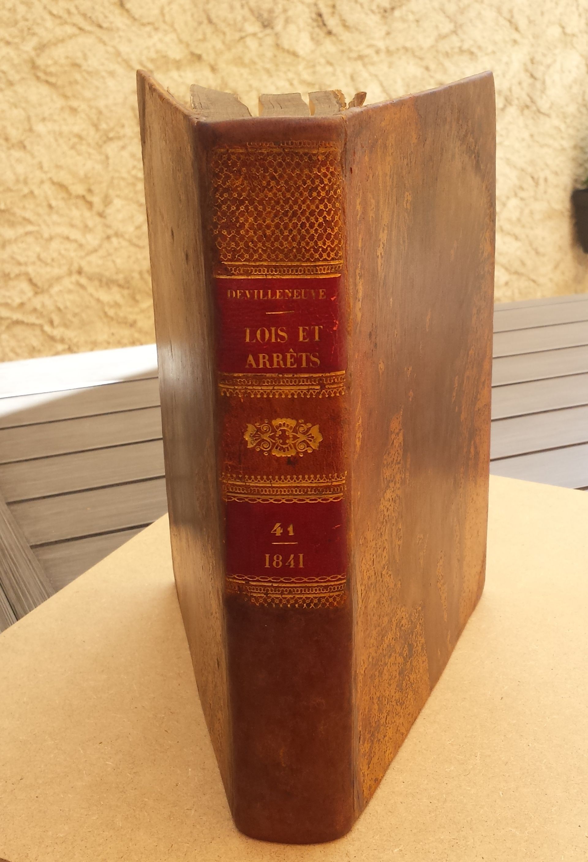 Un livre est posé sur une table avec l'année 1811 sur la tranche