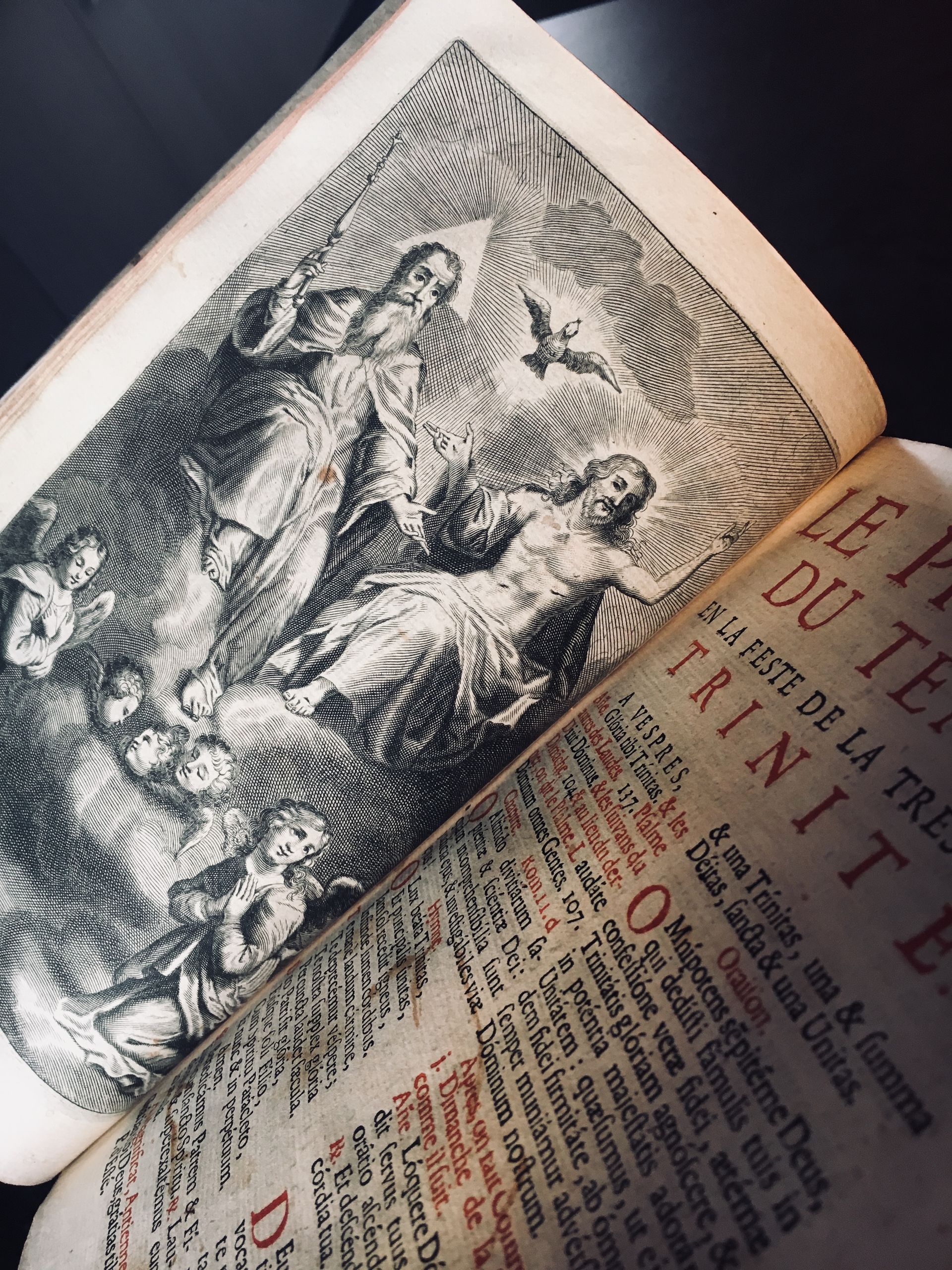 Un livre est ouvert sur une page qui dit trinité