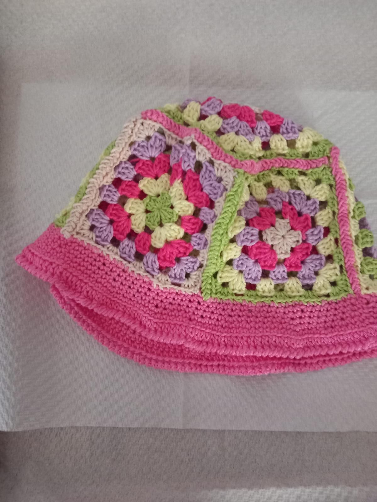 Gonna da neonata all'uncinetto rosa, verde e bianca con orlo svasato su base bianca