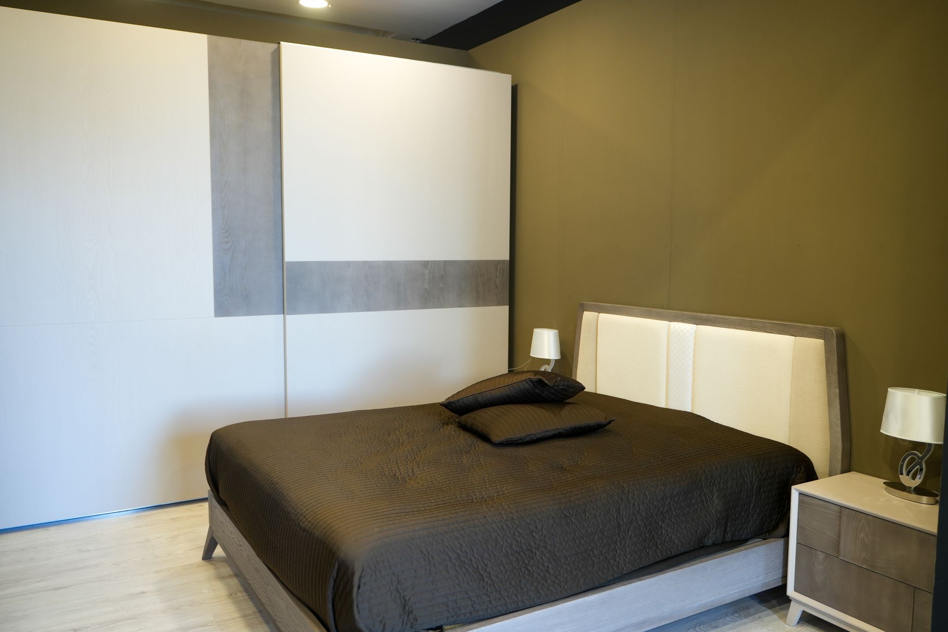 Una camera da letto con un letto, un comodino e un armadio.