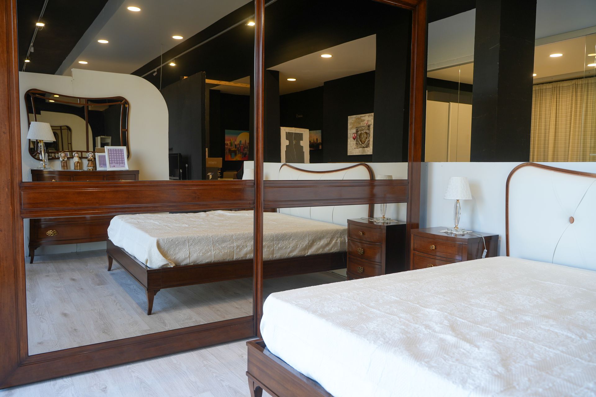 Una camera da letto con due letti e un grande specchio