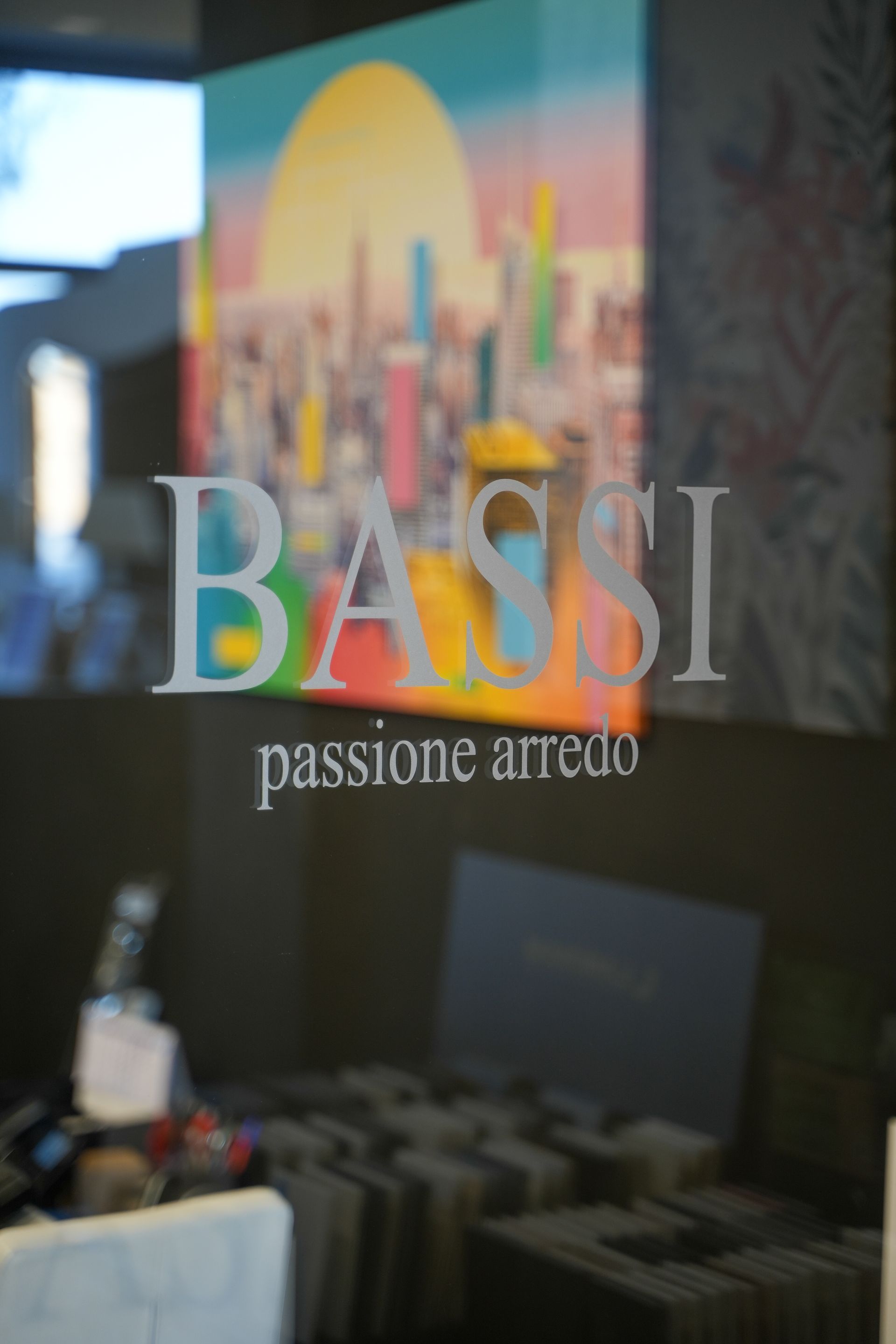 La parola bassi che è su un vetro