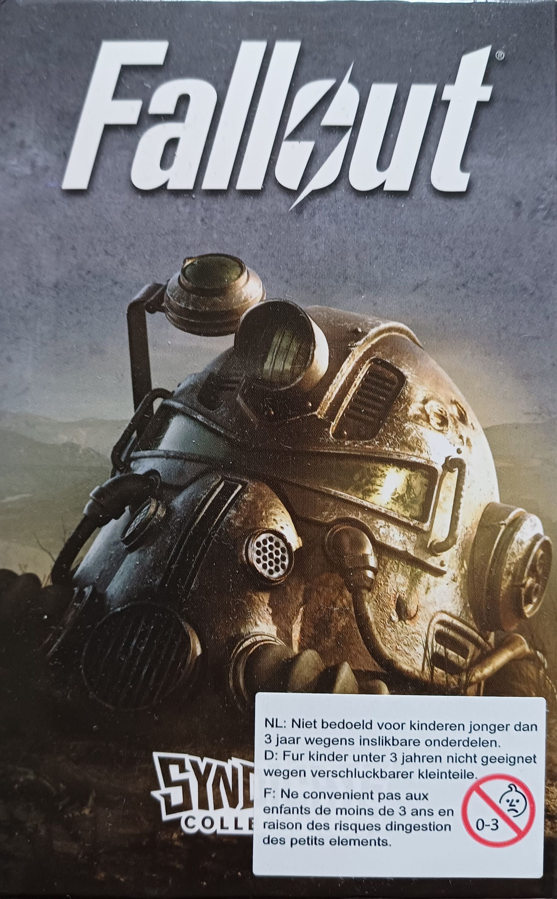 Doos met Fallout T-60 Power Armor-figuurtje. Grijs power armor-figuurtje met een wapen.