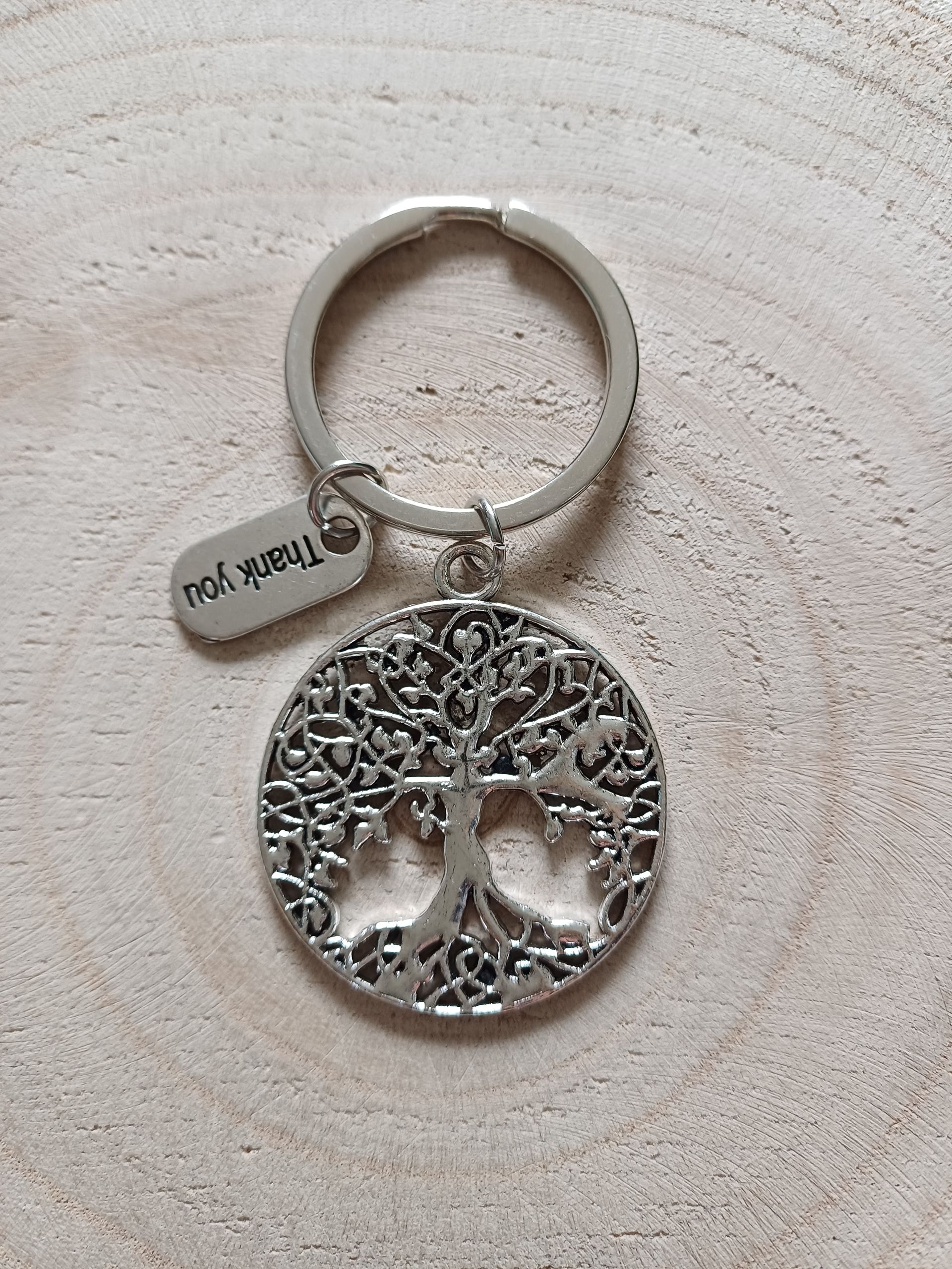 Zilverkleurige sleutelhanger met levensboommotief en 