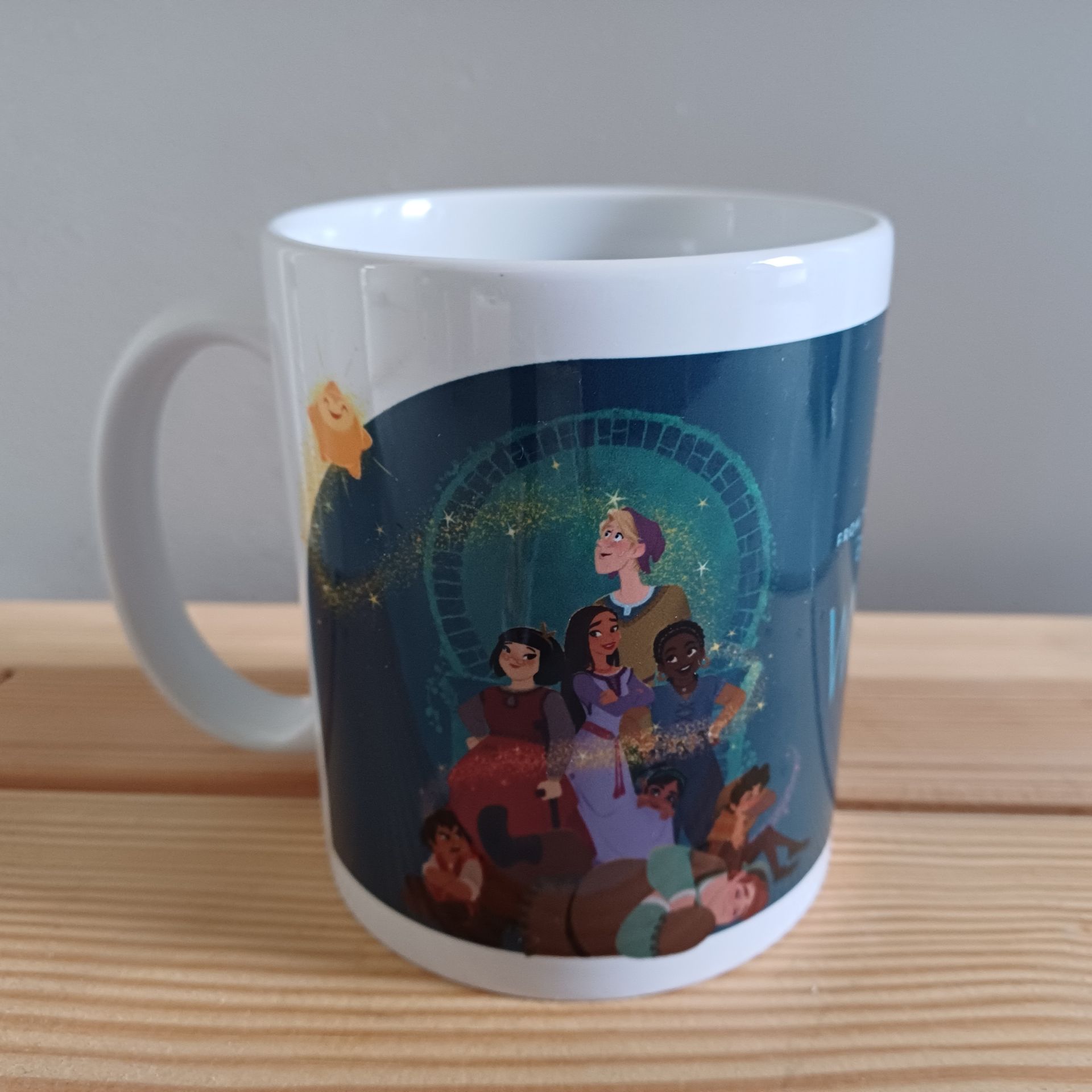 Mok met illustratie: een diverse groep mensen met een stralende ster tegen een donkerblauwe achtergrond.