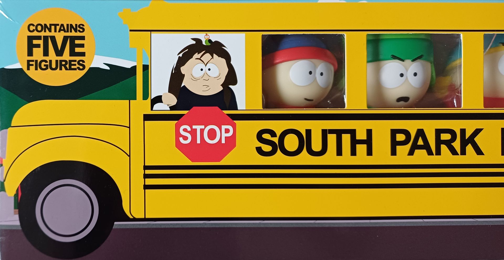 South Park speelgoedset in een gele schoolbusdoos met vijf zichtbare personagefiguren.
