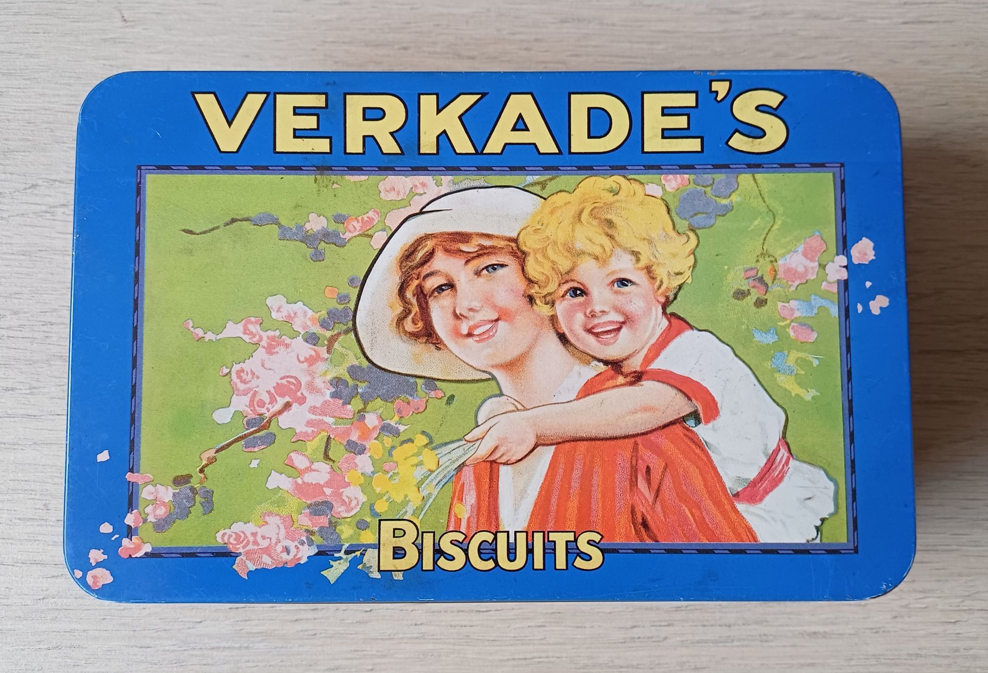Vintage Verkade's biscuits blik met een lieflijke afbeelding van een vrouw en kind.