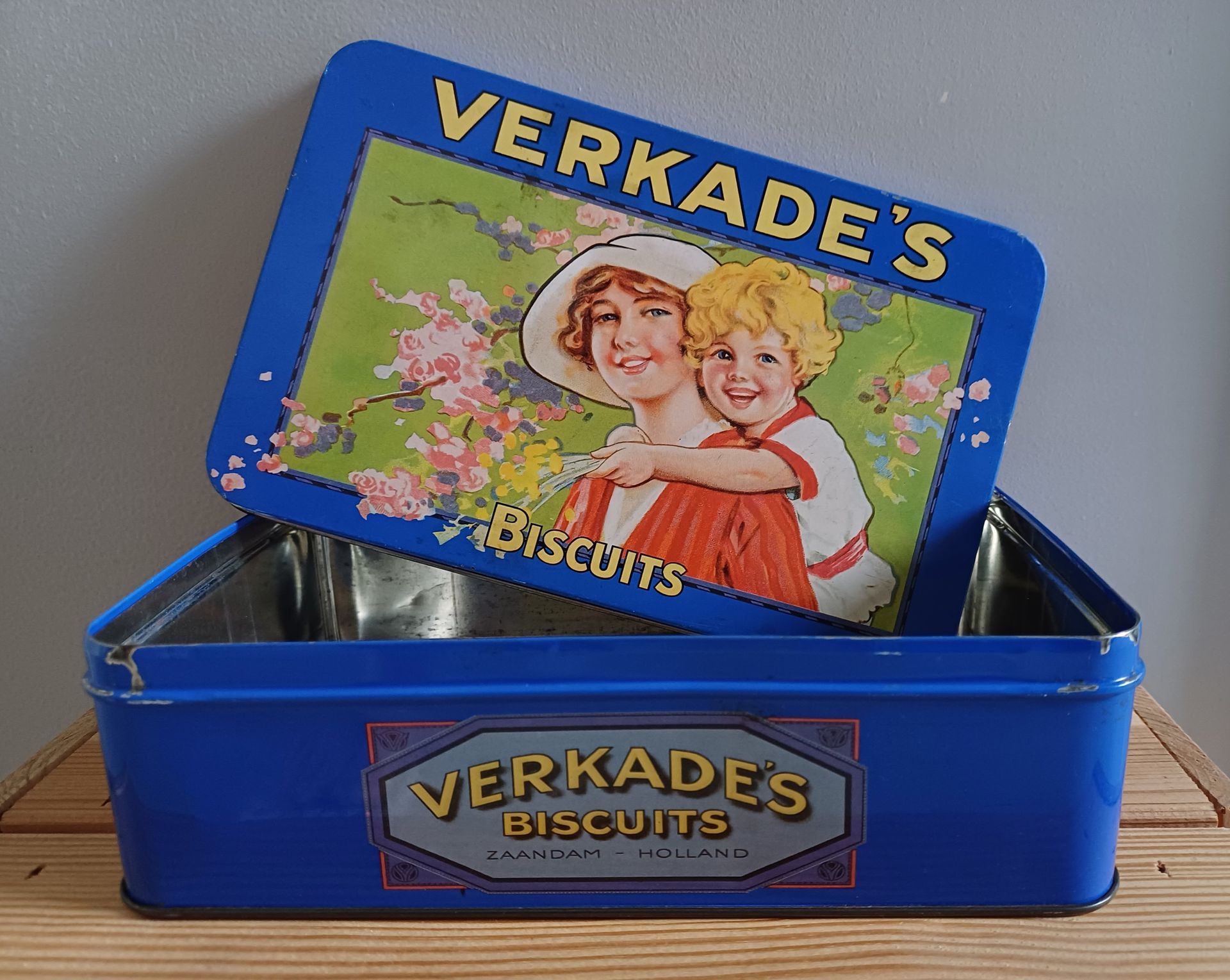 Vintage Verkade's biscuits blik met een lieflijke afbeelding van een vrouw en kind.