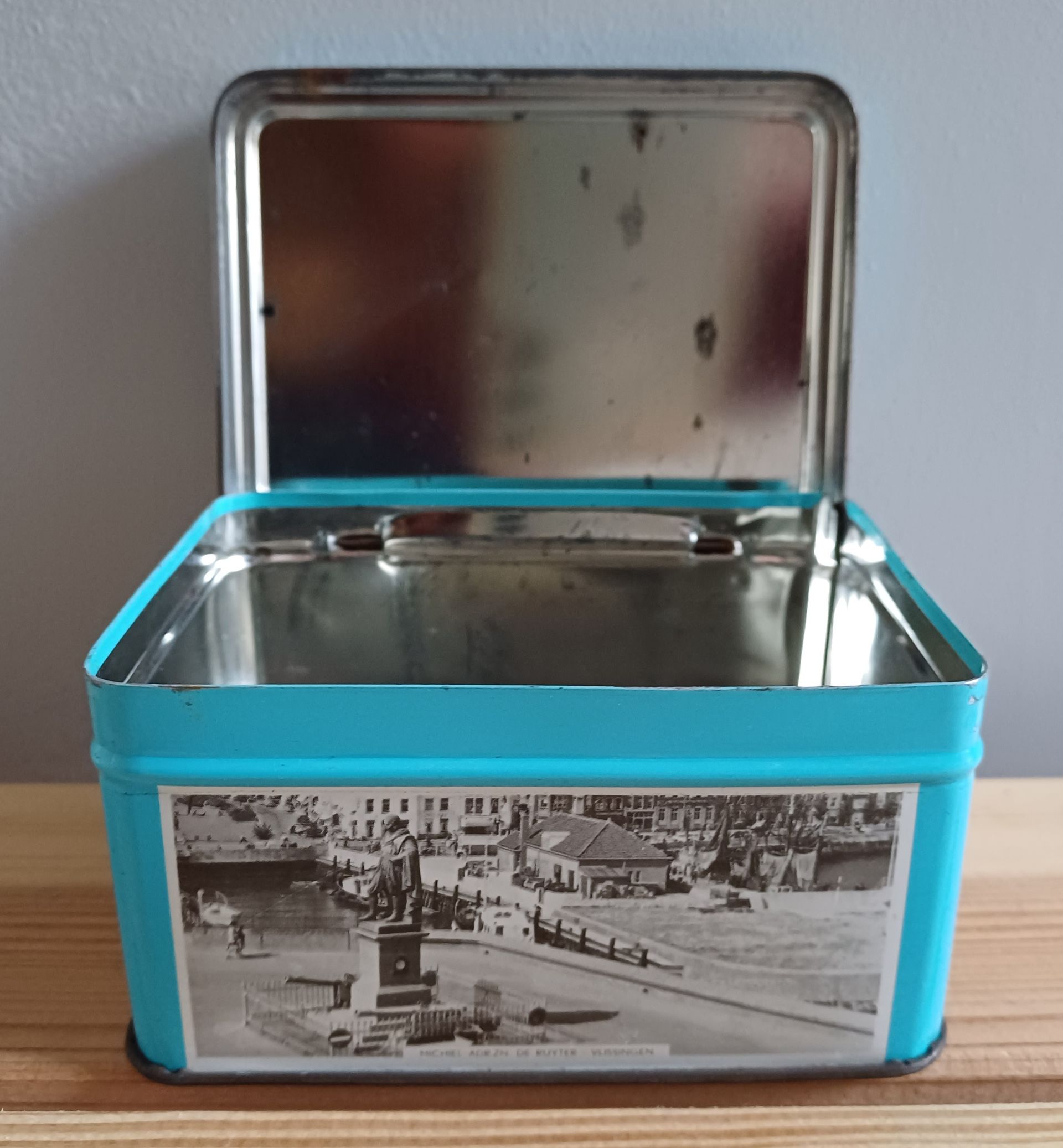 Voorkant vintage blikje Zeeuwse roomboter babbelaars.