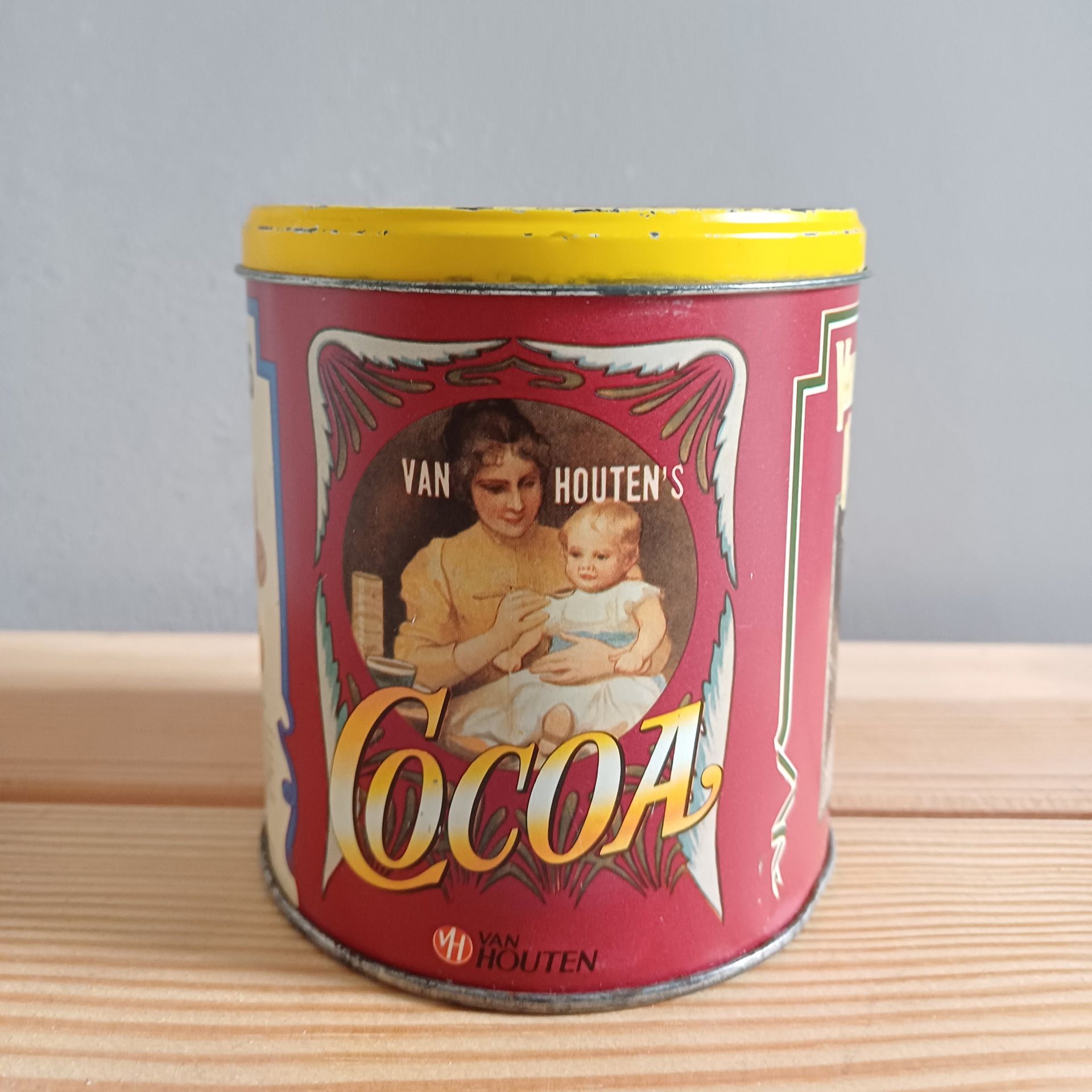 Rond vintage Van Houten's Cacoa blikje.