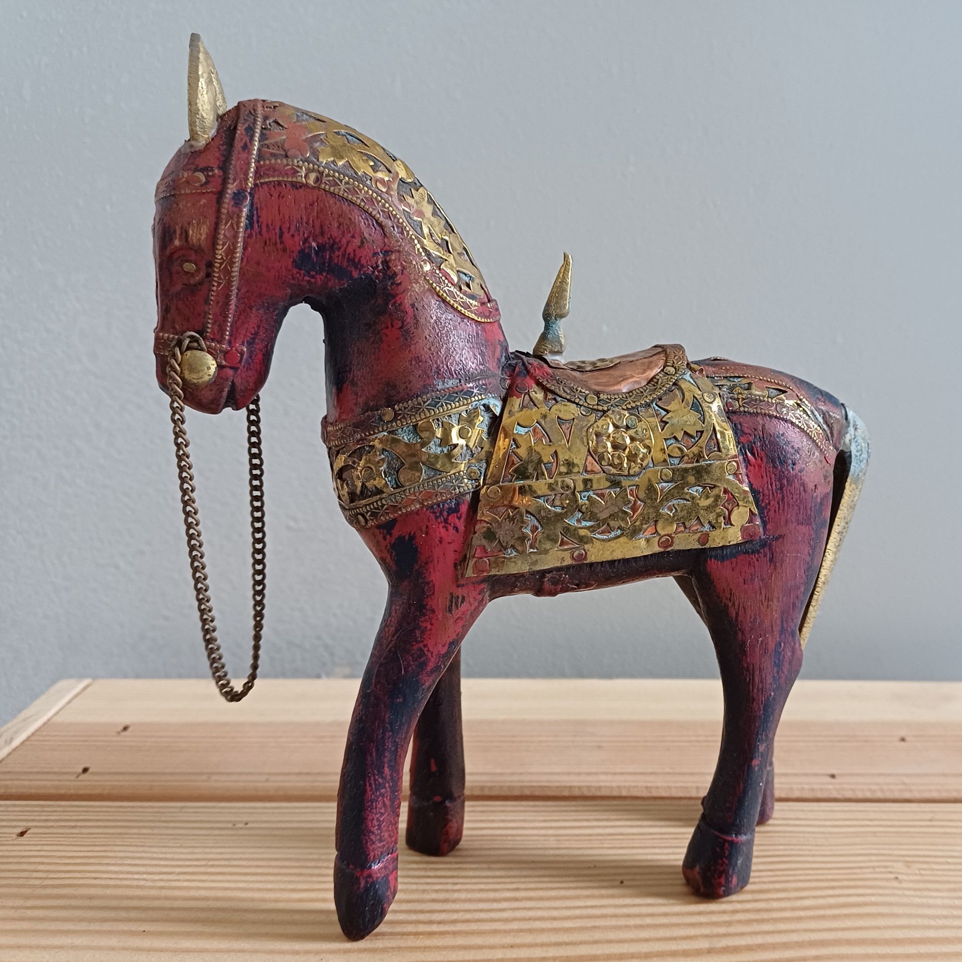 Vintage houten paardje uit India met brass details.