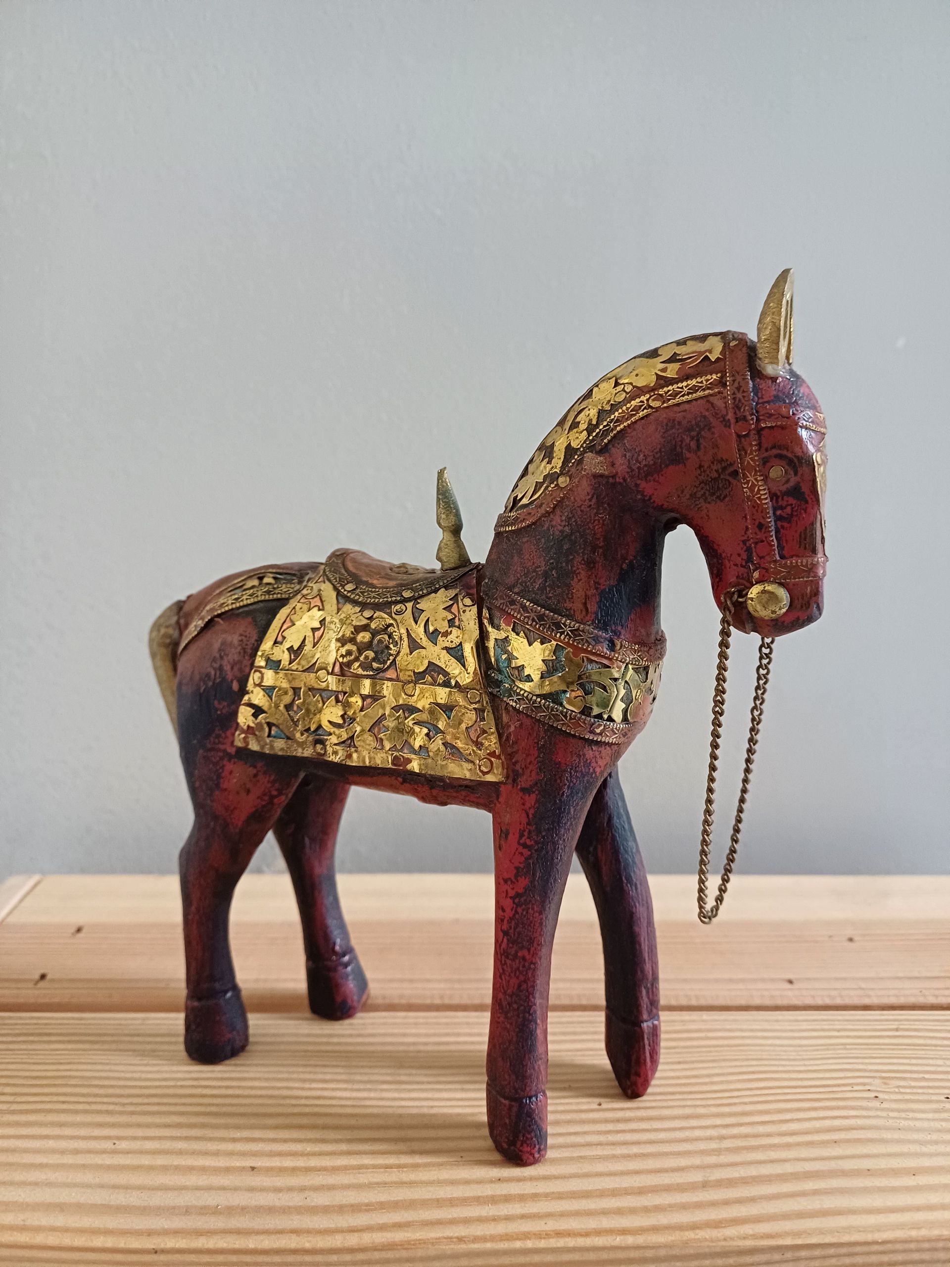 Vintage houten paardje uit India met brass details.