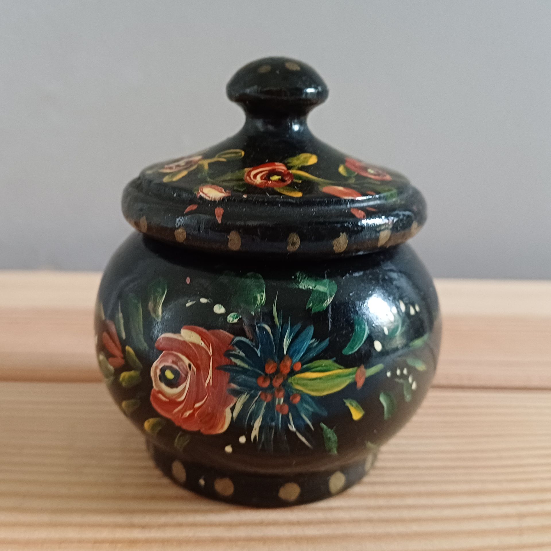 Vintage decoratief houten potje met deksel, beschilderd met kleurrijke bloemen.