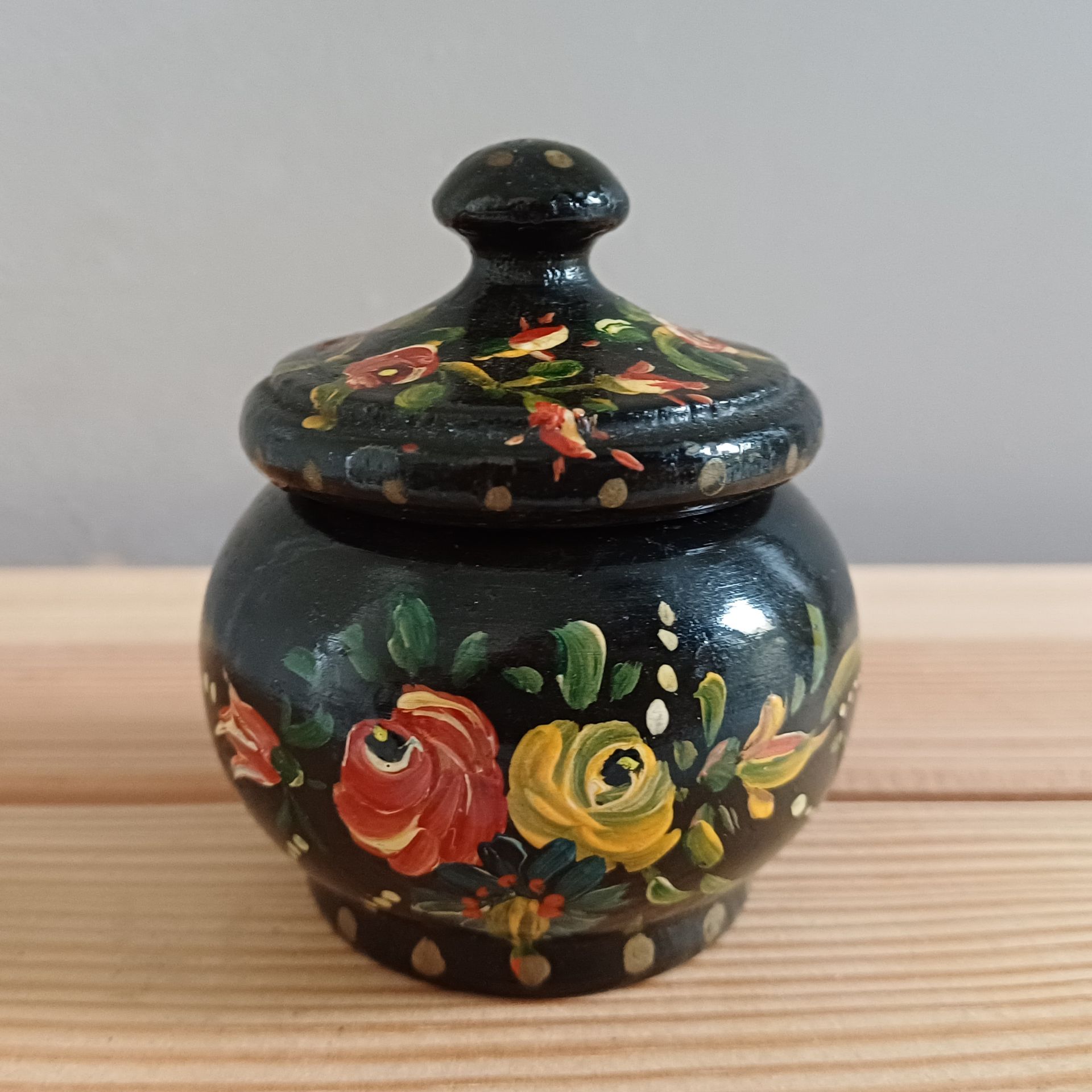 Vintage decoratief houten potje met deksel, beschilderd met kleurrijke bloemen.