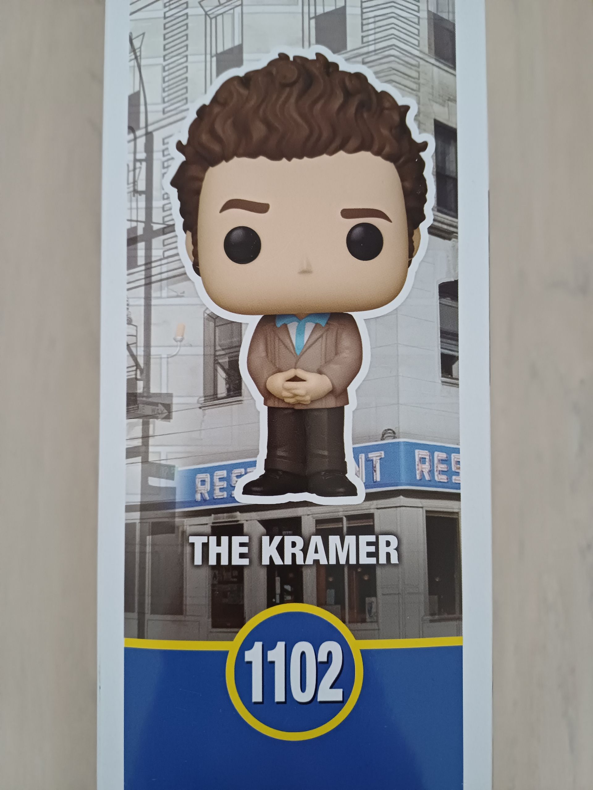 Funko Pop! Kramer uit Seinfeld, figuurtje in doos. Bruin haar, beige pak en lichtblauwe stropdas.