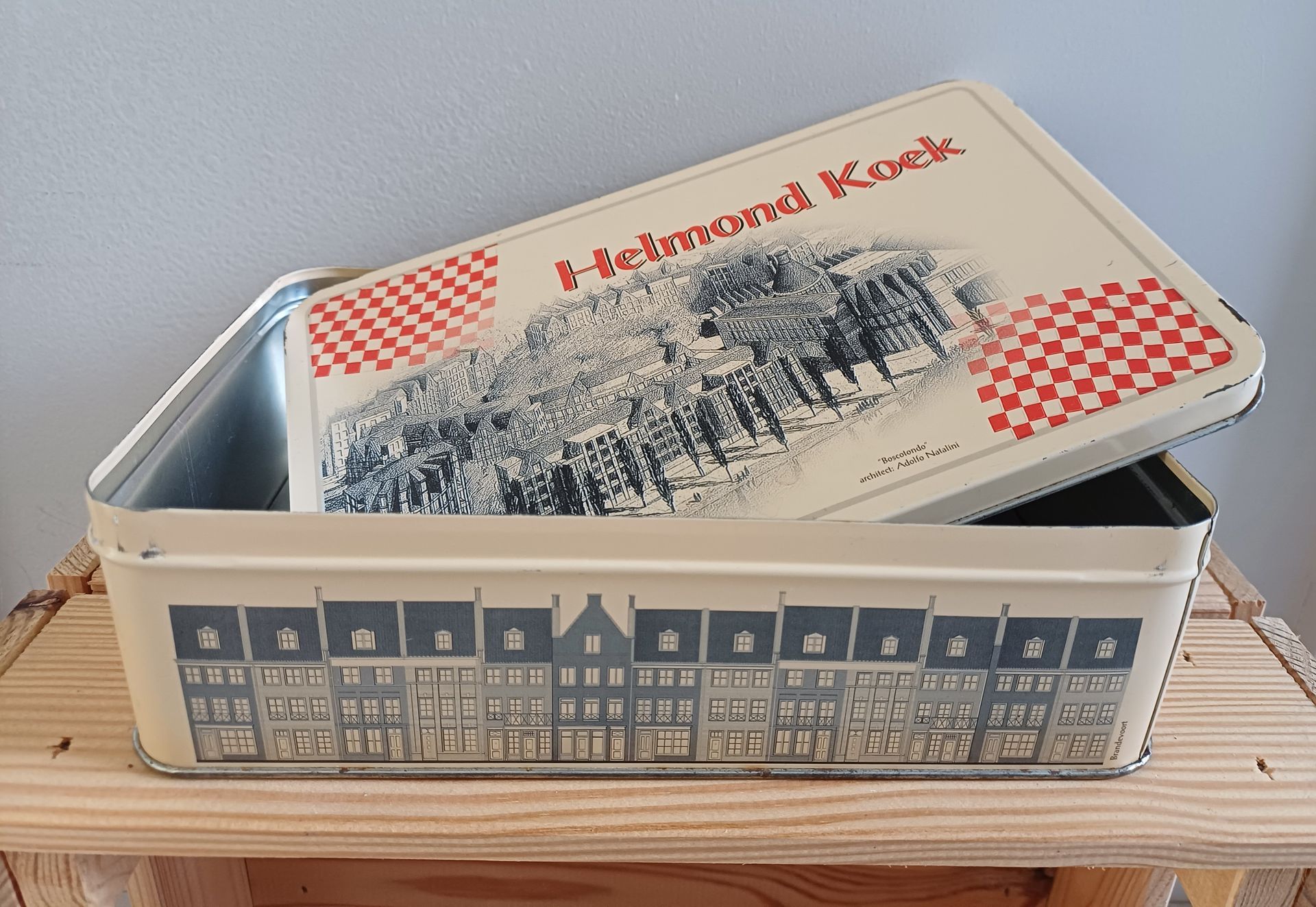 Vintage crèmekleurig Helmond Koek bewaarblik.