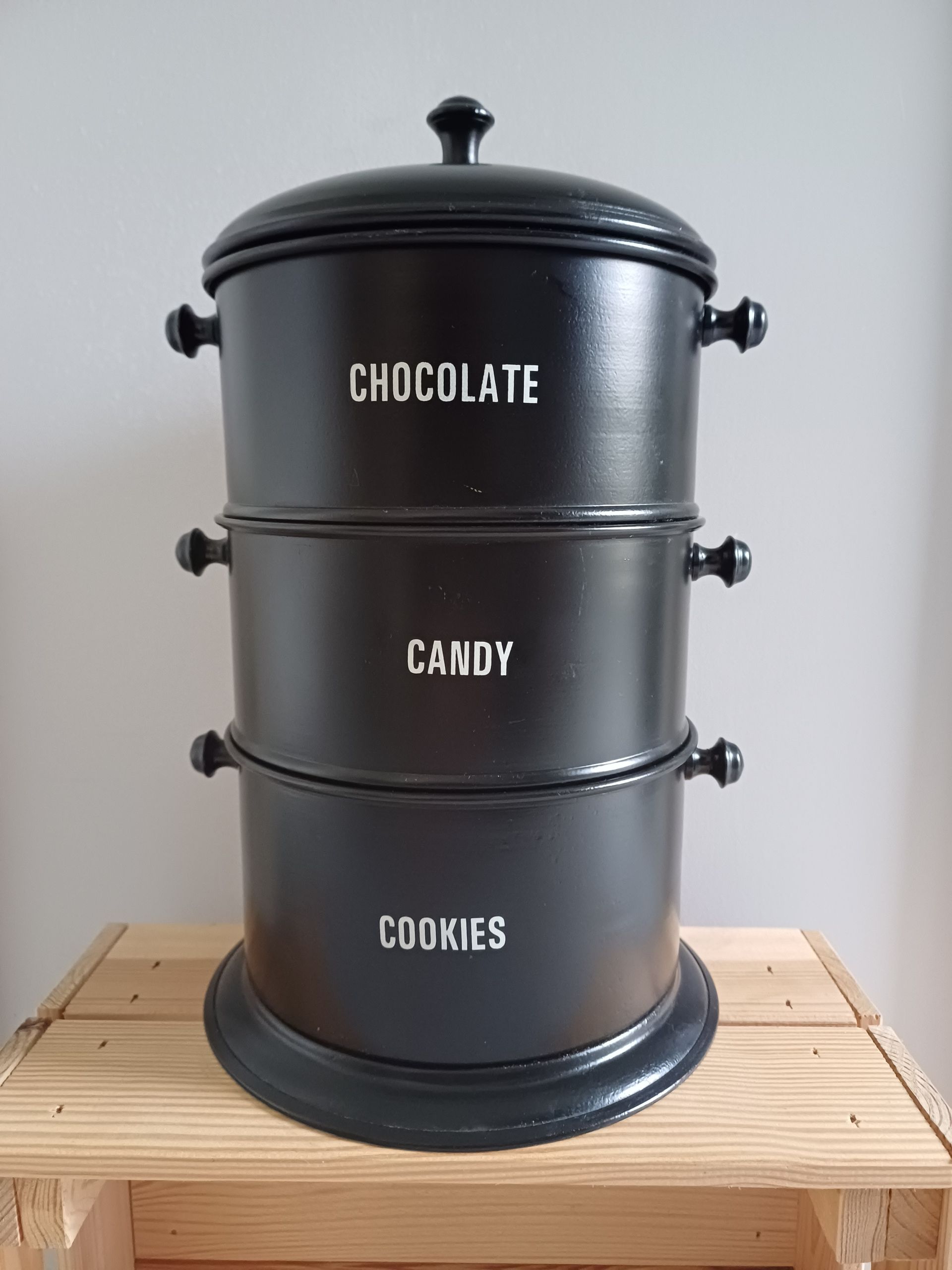 Zwarte retro 3 laags voorraadtoren voor koek, snoep en chocolade met de opschriften 