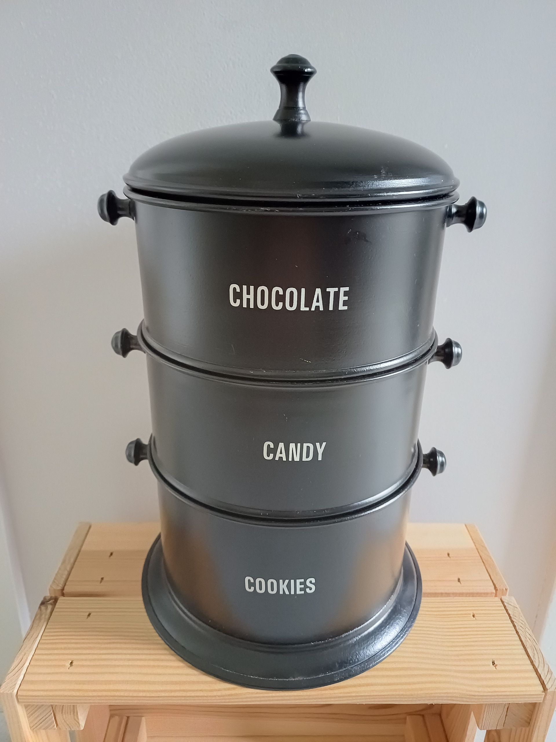 Zwarte retro 3 laags voorraadtoren voor koek, snoep en chocolade met de opschriften 