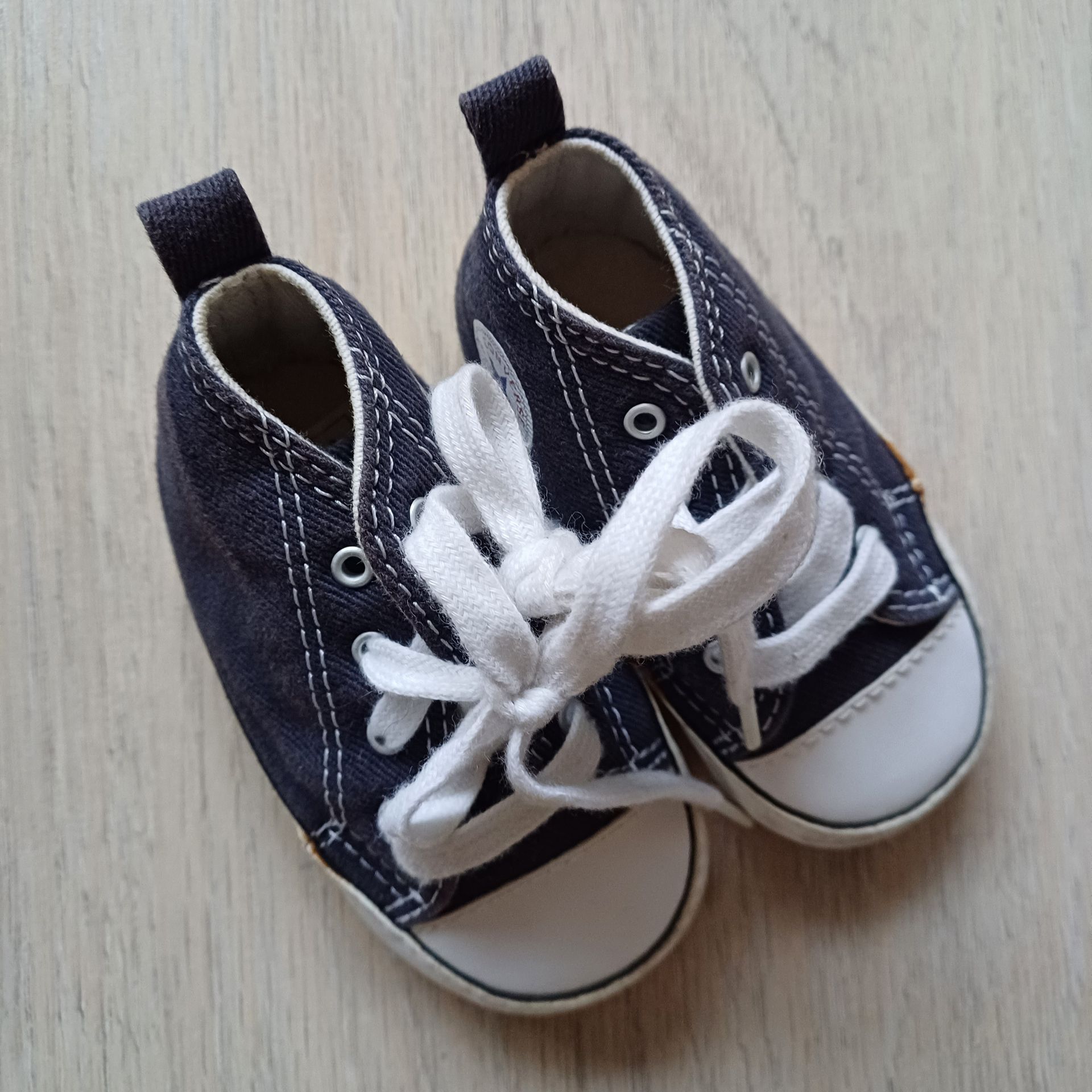 Donkerblauwe babysneakers met witte zolen en veters.