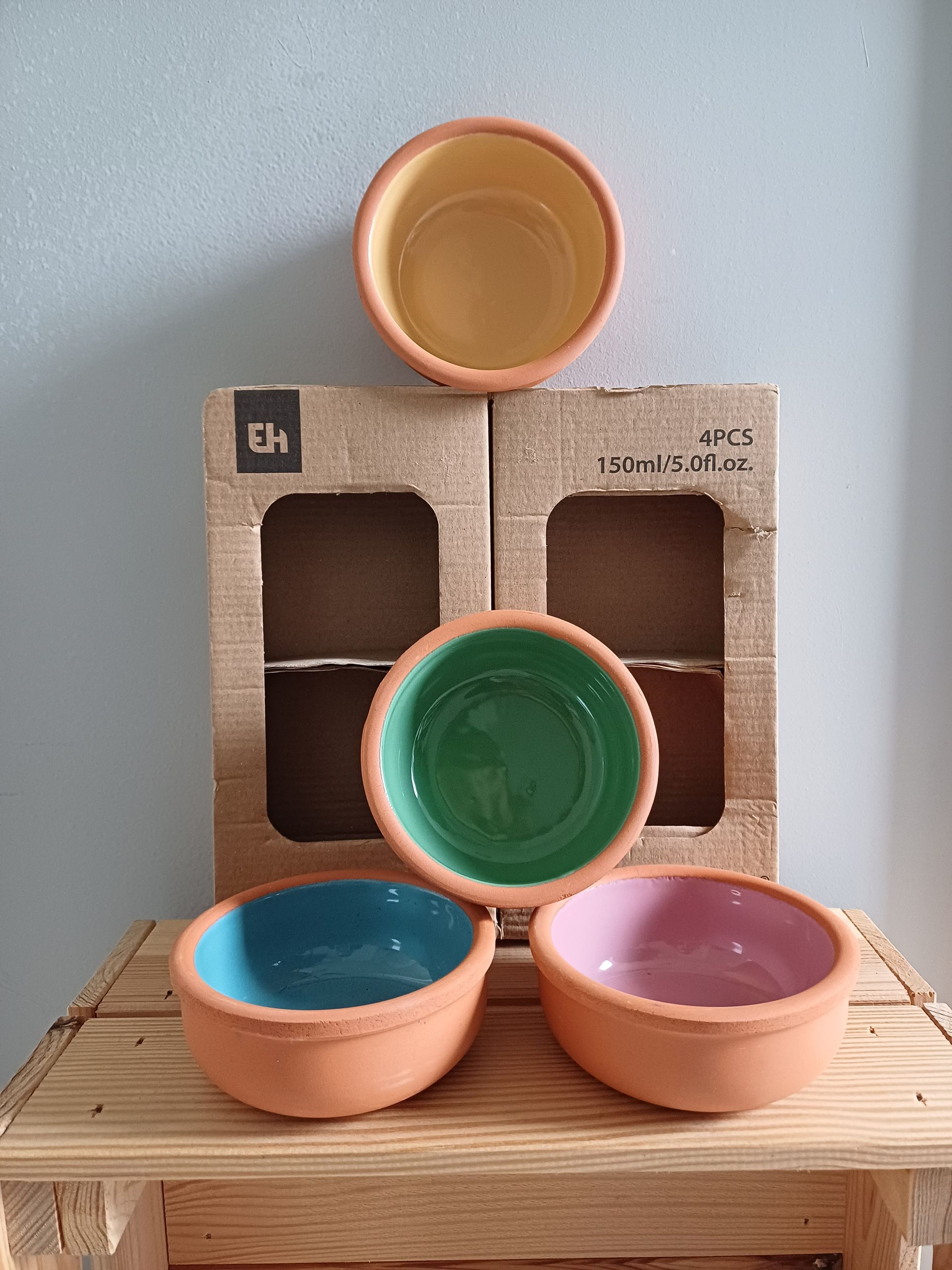Vier kleurrijke Exellent Houseware tapasschaaltjes in de kleuren groen, blauw, roze en geel.