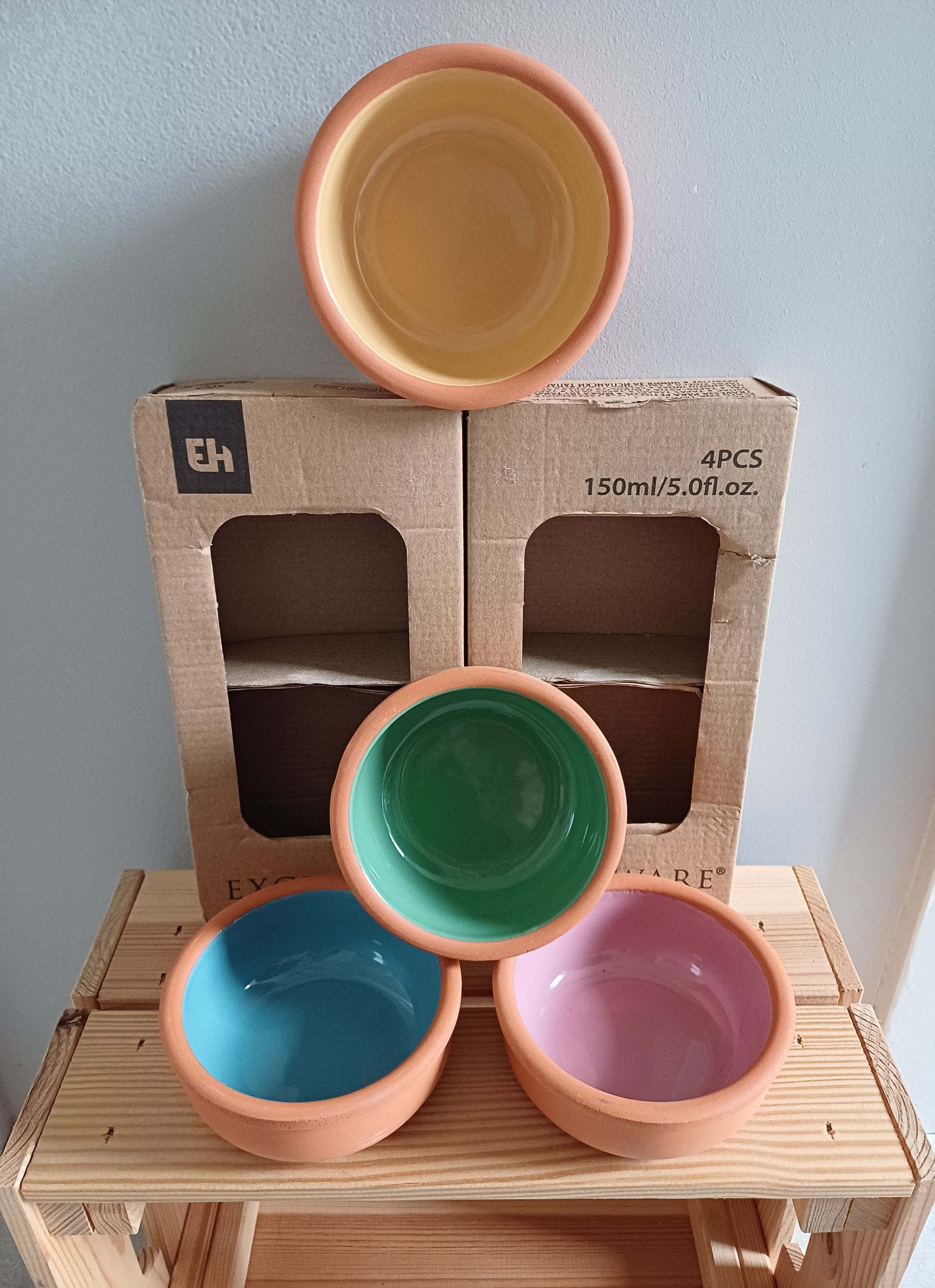 Vier kleurrijke Exellent Houseware tapasschaaltjes in de kleuren groen, blauw, roze en geel.