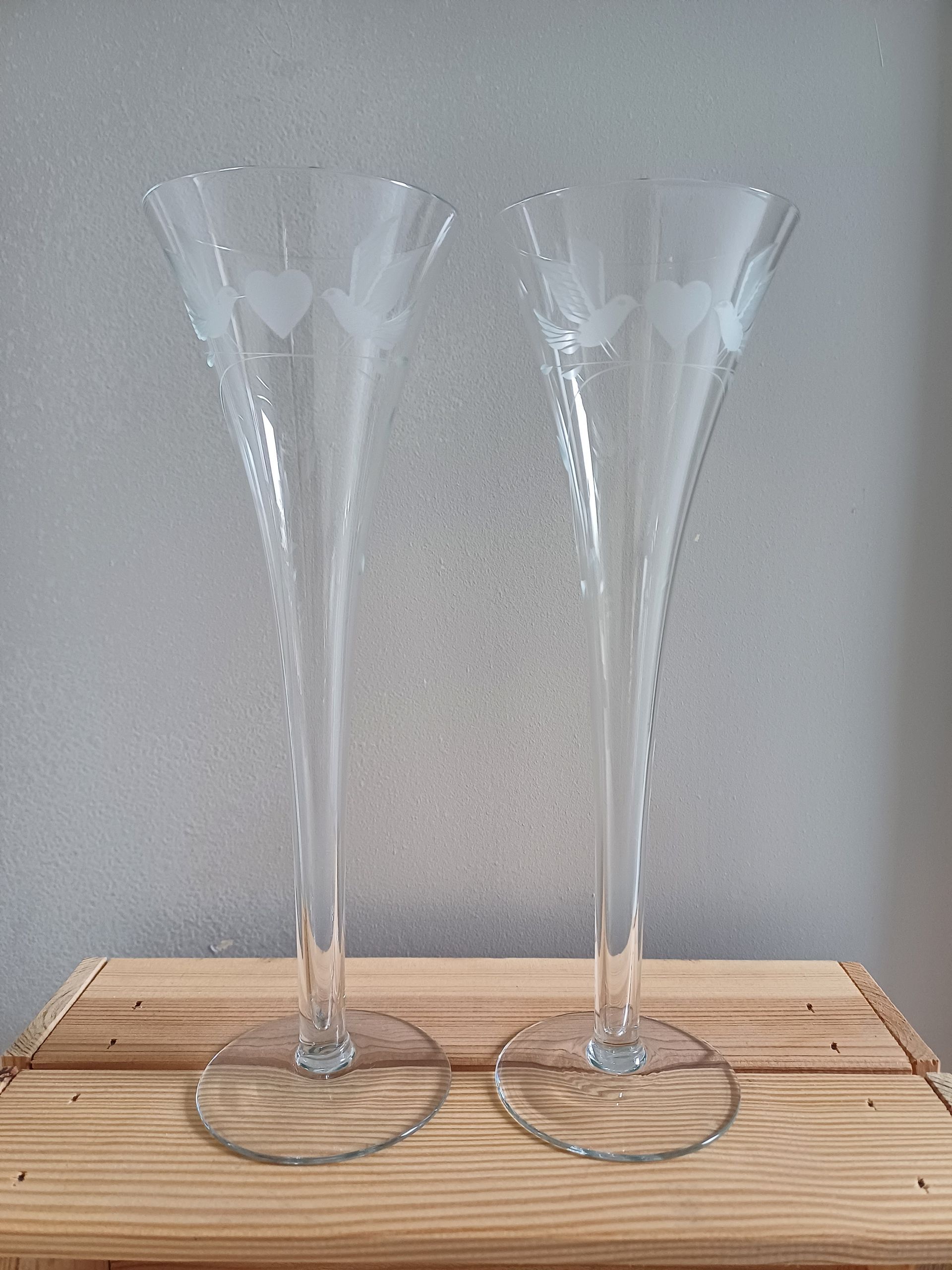 Kristallen trouwglazen / champagneglazen met een gegraveerd duivenmotief.