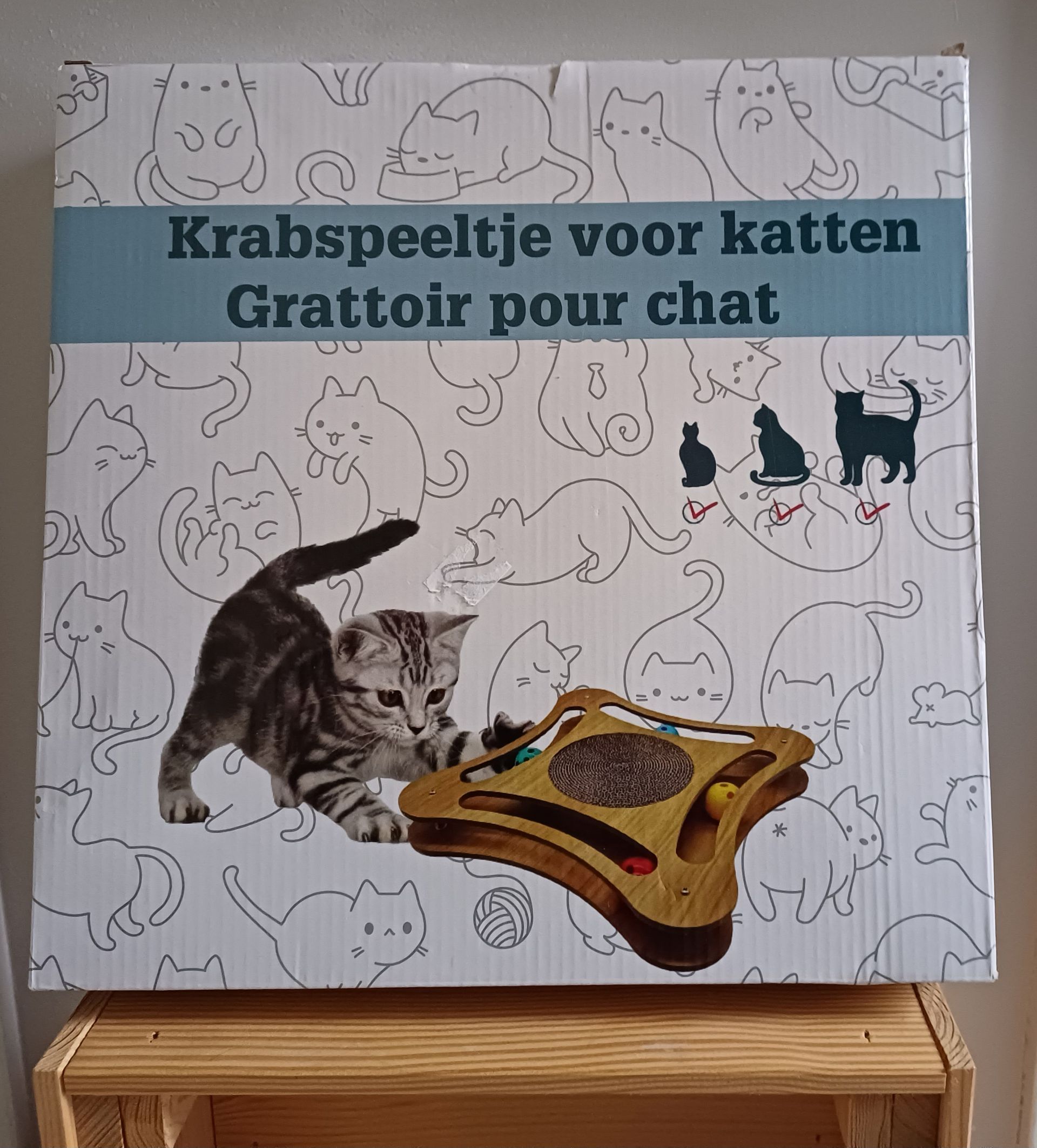 Doos met een kattenspeeltje, waarop een spelend kitten te zien is, en tekst in het Nederlands en Frans.