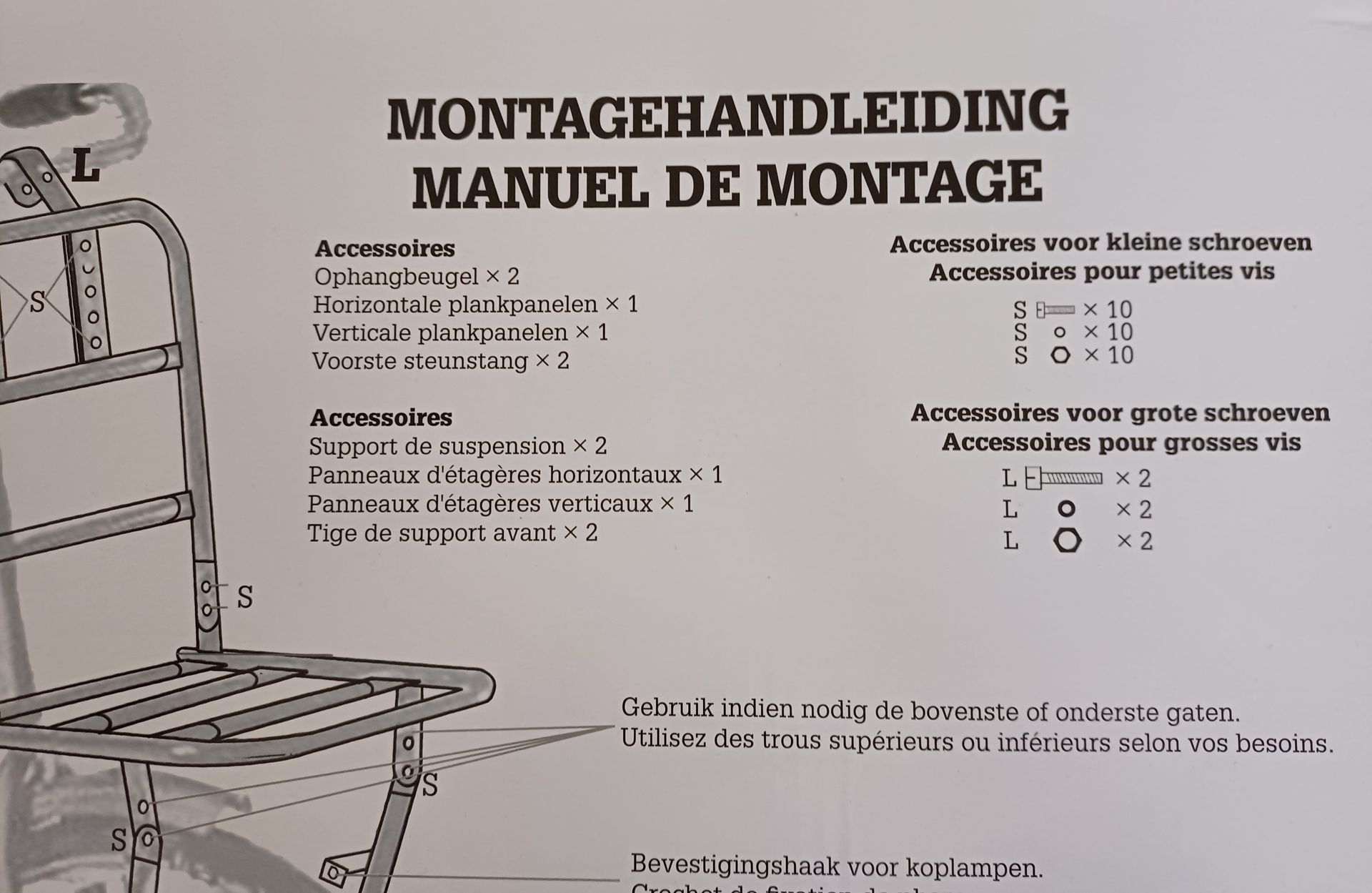 Diagram van een fietsendrager bevestigd aan een fiets. Instructies en onderdelenlijst staan ​​aan de rechterkant.